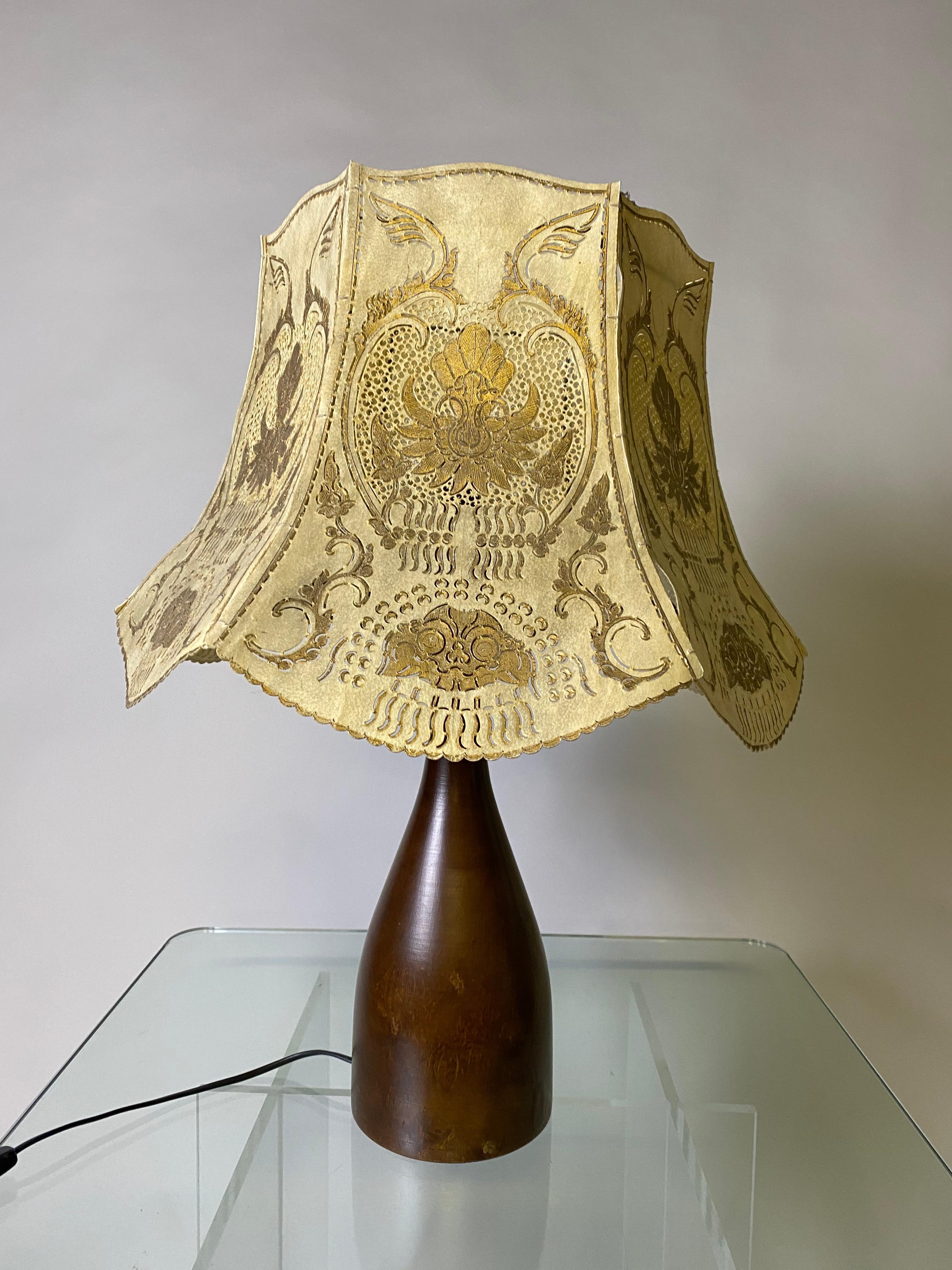 Danish Wooden Table Lamp with Gilded Hood In Good Condition For Sale In Achterveld, NL