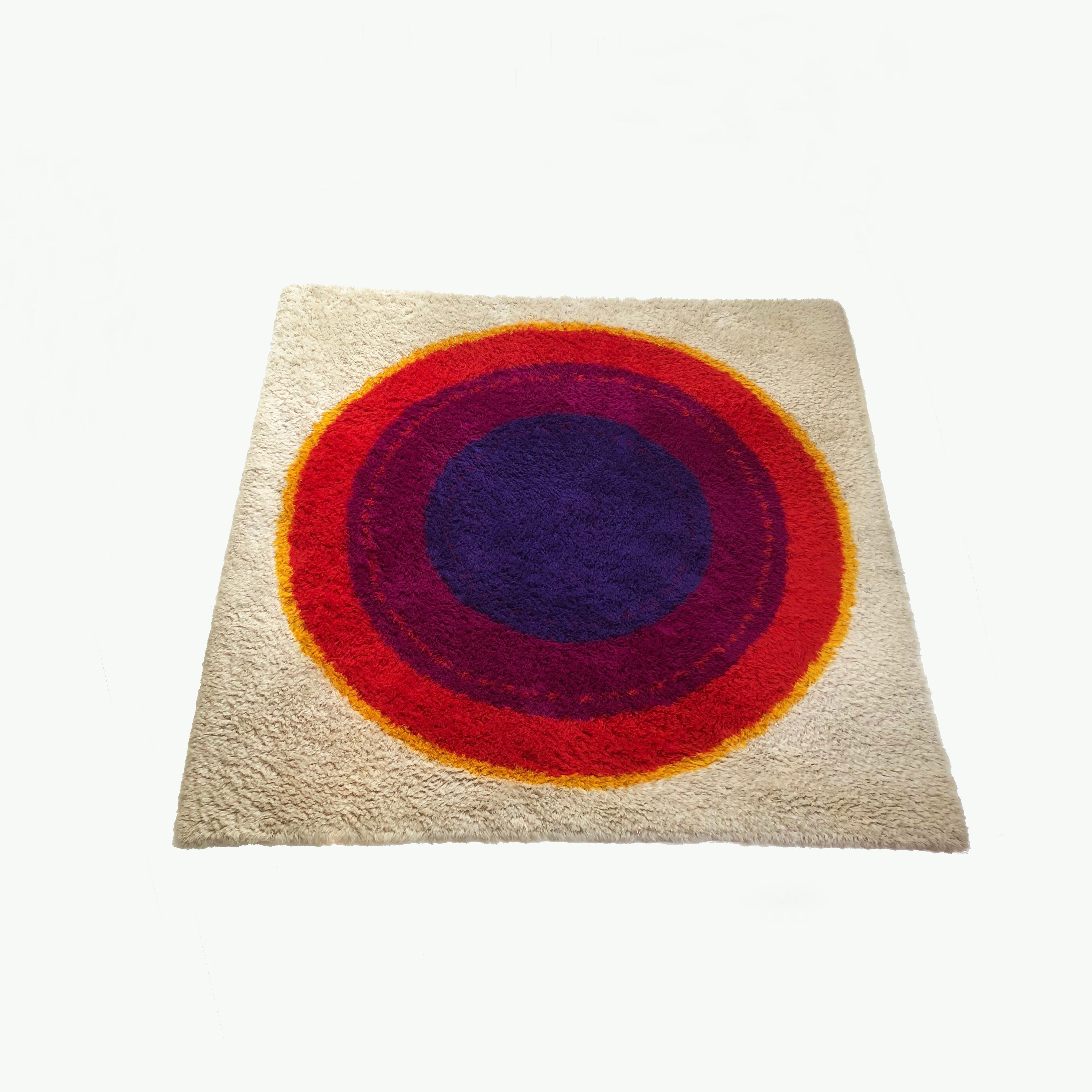Article:

Original huge 1960s high Pile Rya rug Ring pattern.


Origin:

Denmark


Design:

Inspired by Verner Panton


Producer:

Hojer Eksport Wilton, Denmark


Description:

This rug is a great example of 1960s Pop Art