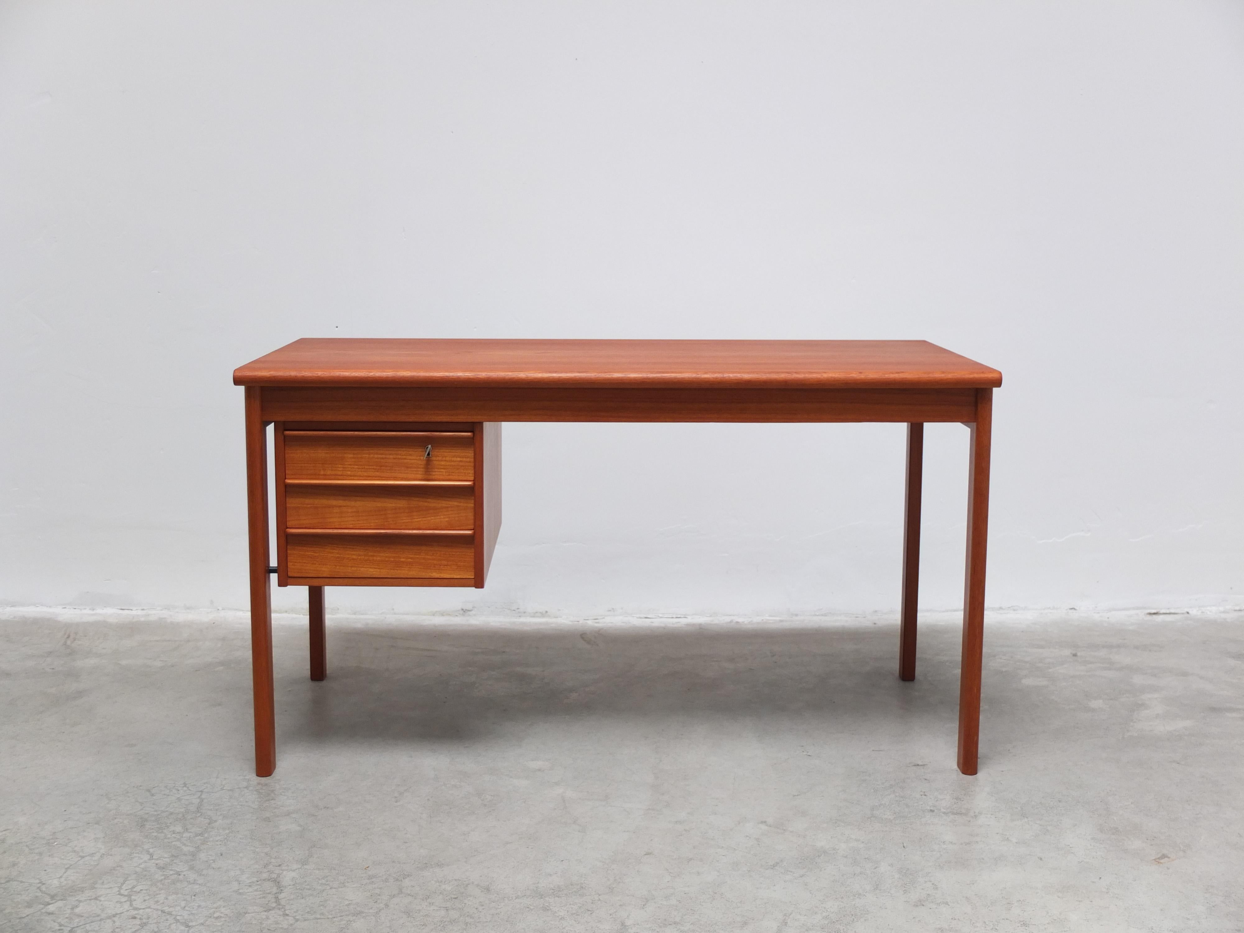 Schöner Schreibtisch, entworfen von Peter Løvig Nielsen um 1960. Hergestellt aus geschnitztem Teakholz mit 3 Schubladen auf der linken Seite. Dieses clevere Design zeichnet sich durch eine Oberseite aus, die sich nach links und rechts verschieben