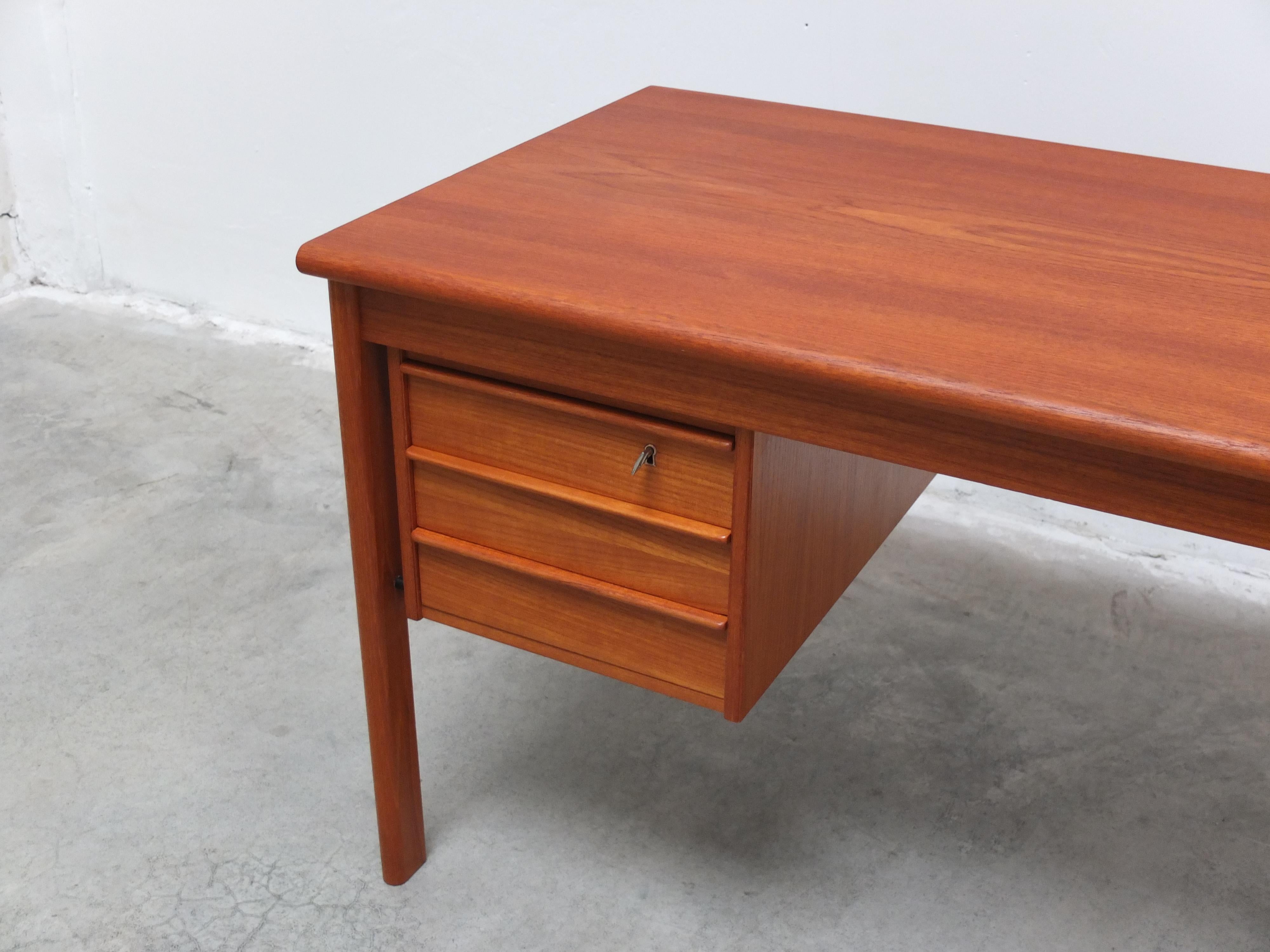 Dänischer Schreibtisch mit Schiebeplatte von Peter Løvig Nielsen, 1960er Jahre (20. Jahrhundert) im Angebot