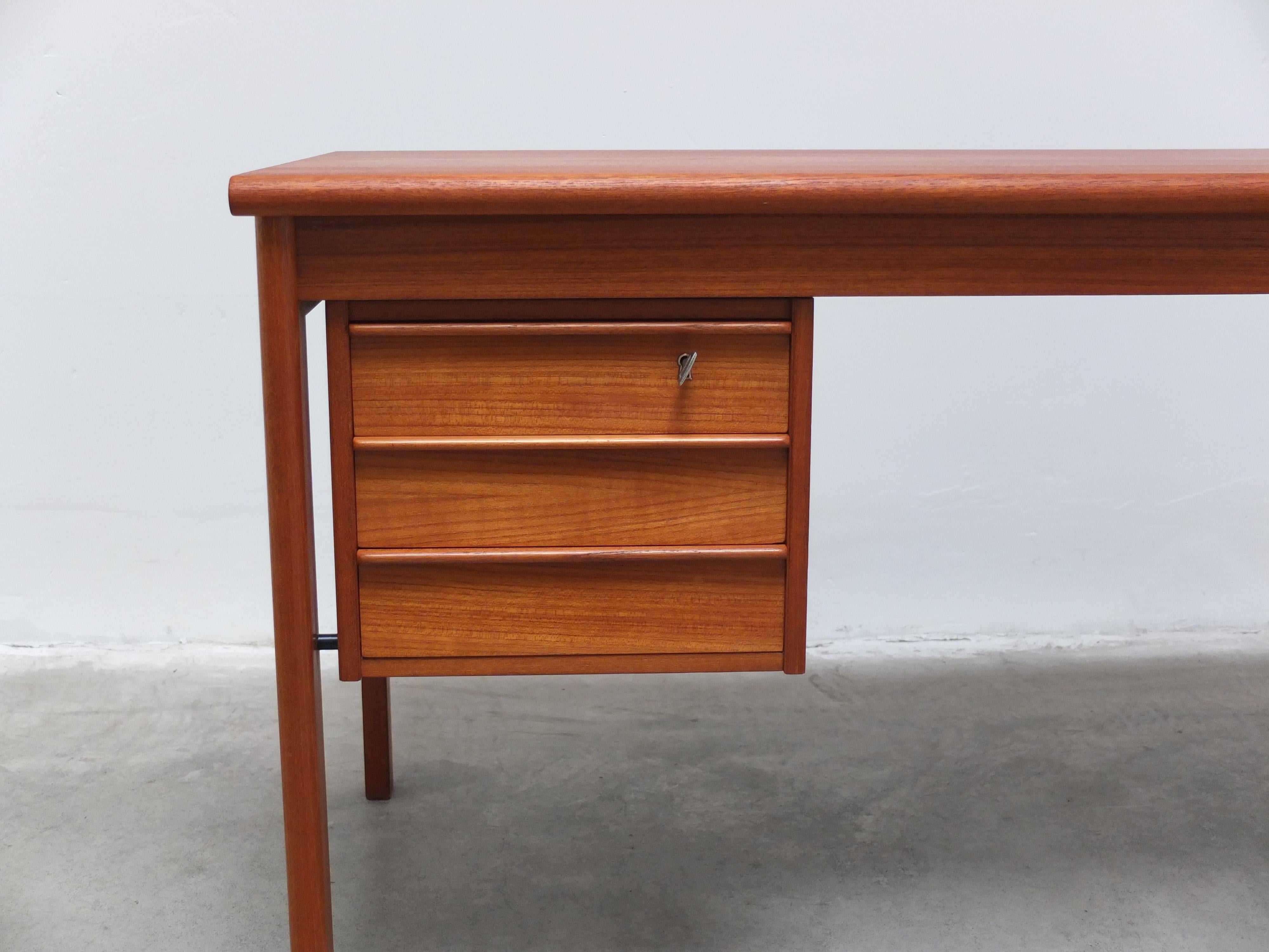 Dänischer Schreibtisch mit Schiebeplatte von Peter Løvig Nielsen, 1960er Jahre (Teakholz) im Angebot