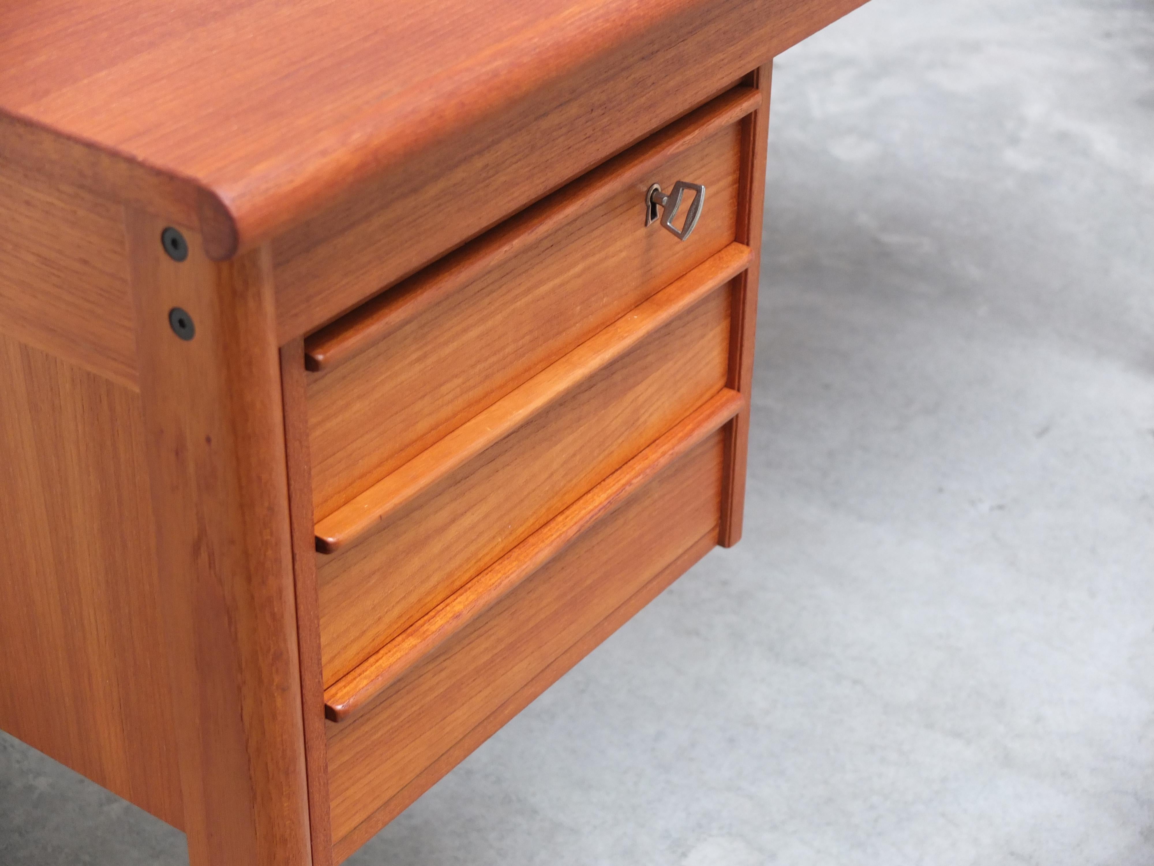 Dänischer Schreibtisch mit Schiebeplatte von Peter Løvig Nielsen, 1960er Jahre im Angebot 1