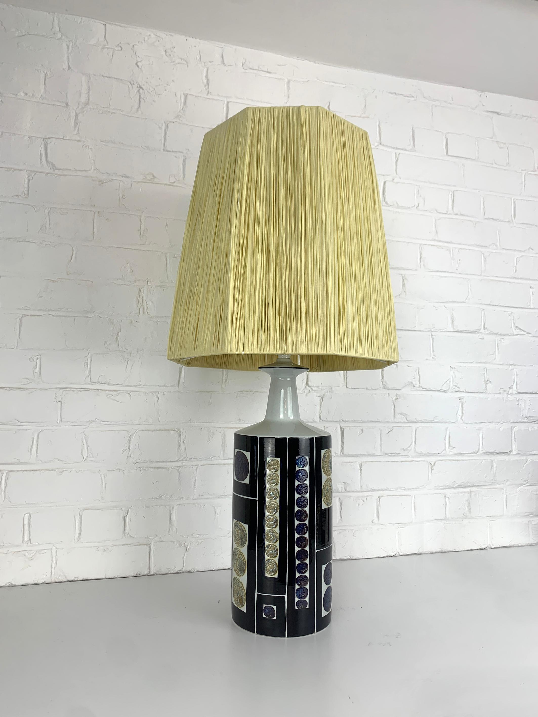 Large table lamp from the late 1960s or early 1970s. This lamp has been manufactured by Royal Copenhagen and sold by Fog & Mørup, Denmark. 

Impressive bold graphic design by Inge-Lise Koefoed, featuring a decor in dark blue with greyish / beige