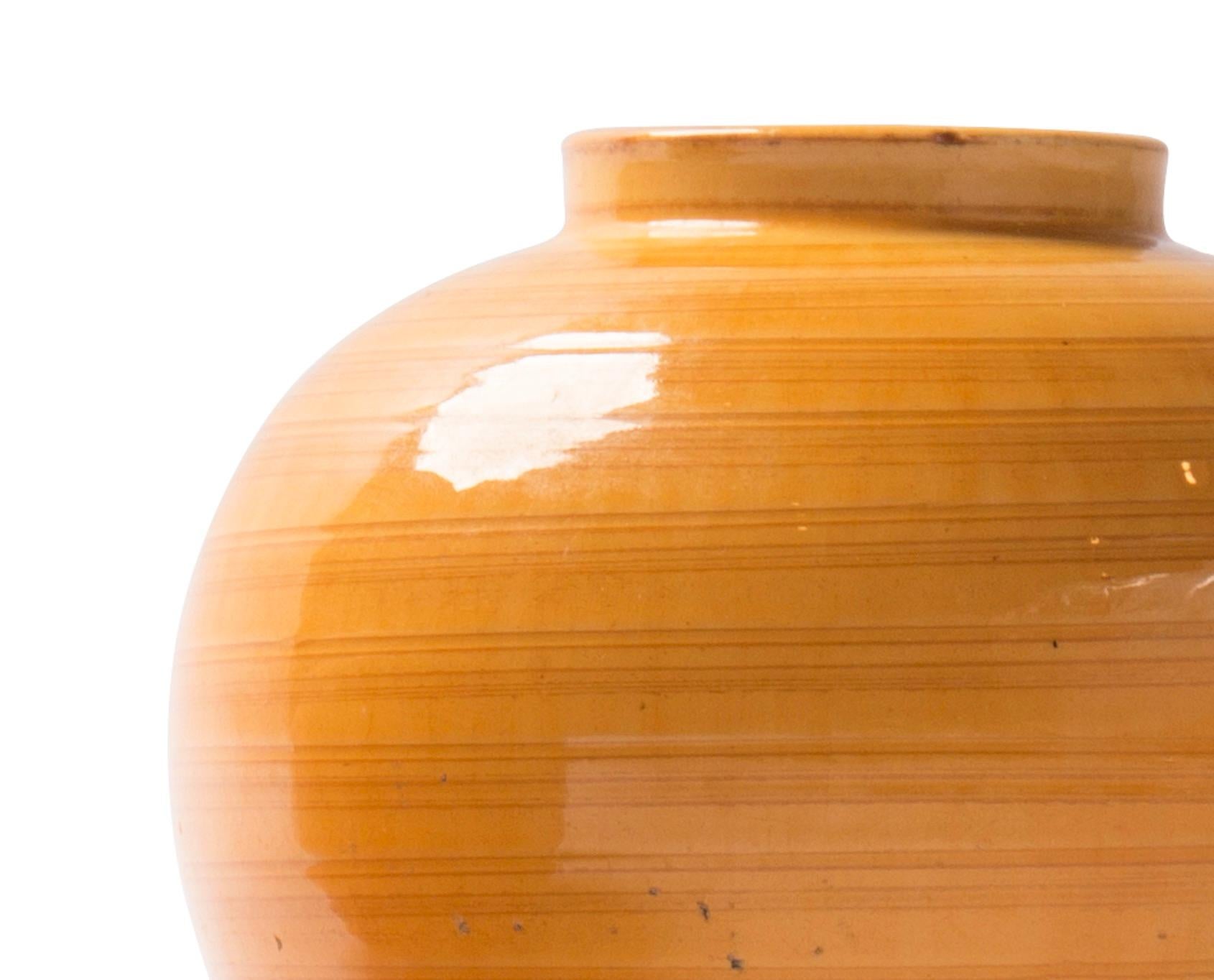 Vase en faïence conçu par Svend Hammershøi (1873-1948) et exécuté par Herman A. Kähler, Danemark, vers les années 1930.

Le vase présente un motif rayé et est décoré d'une glaçure jaune d'uranium.

Le monogramme 