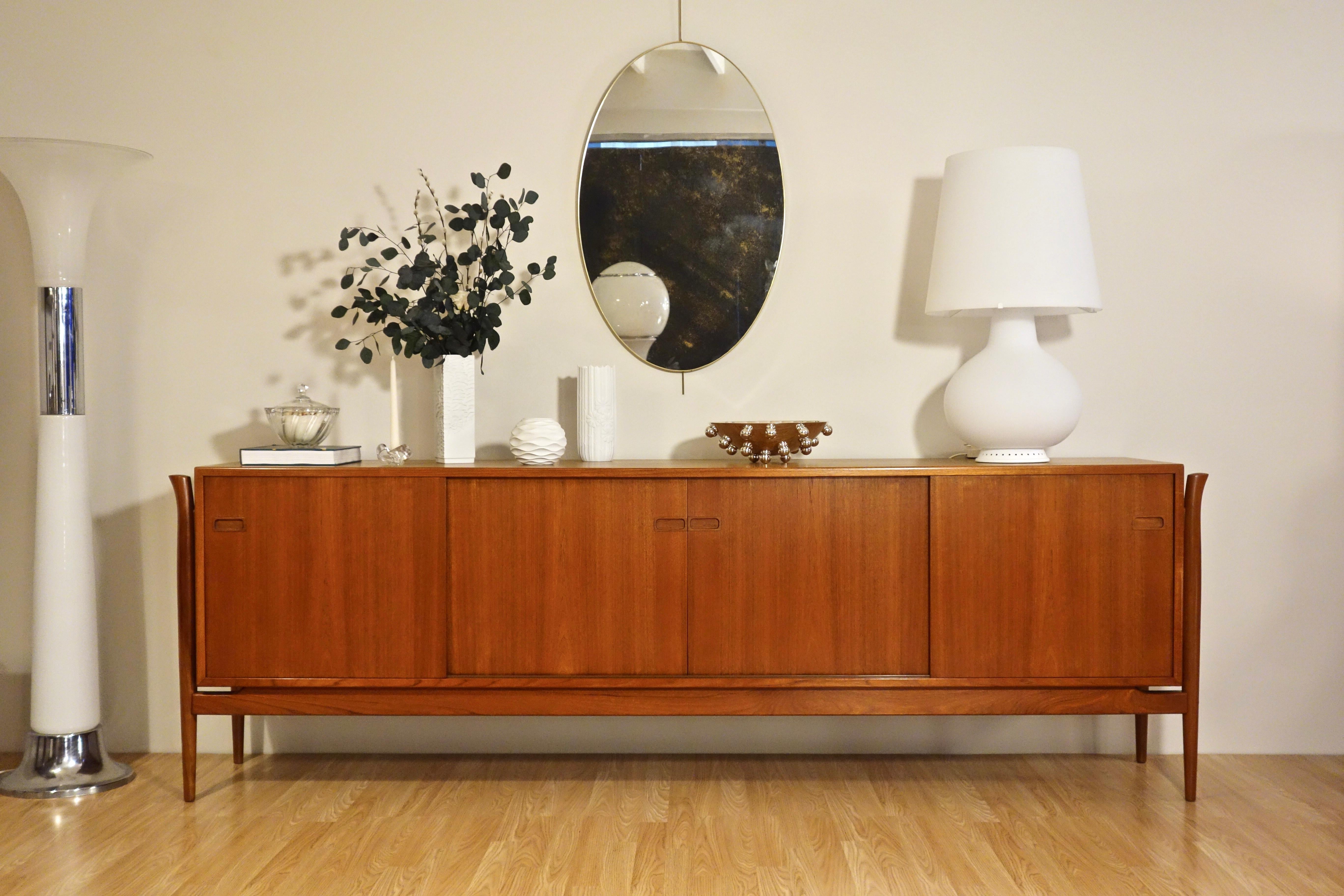 Scandinavian sideboard attributed to the famous designer Finn Juhl from the 1960's. Very well made Danish manufacturing produced by Samcom (stamped on the back). Rare teak model with offset legs
4 sliding doors and integrated handles. It consists of