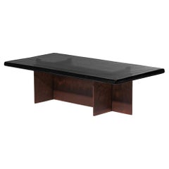 Table basse de studio avec plateau en verre fumé et base en acier Steele