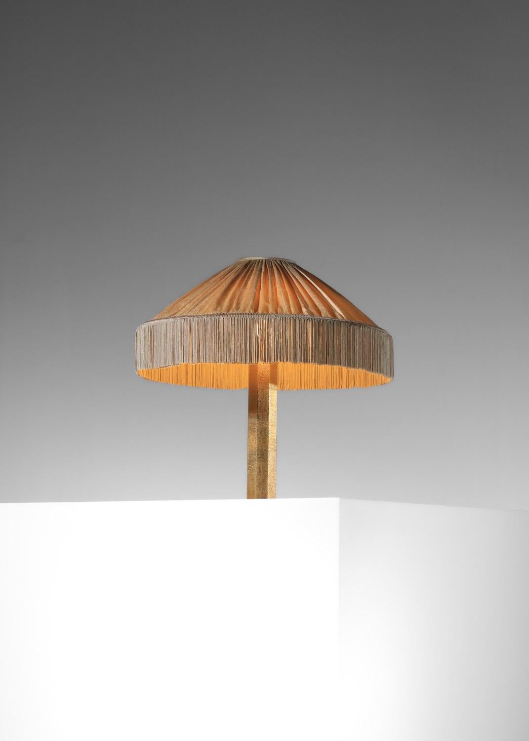 Cette lampe a été conçue dans notre Studio pour élargir la gamme de lampes de table déjà disponibles sur notre site. Une attention particulière a été portée aux détails de la finition, à la patine du laiton et à la qualité du design de l'abat-jour,