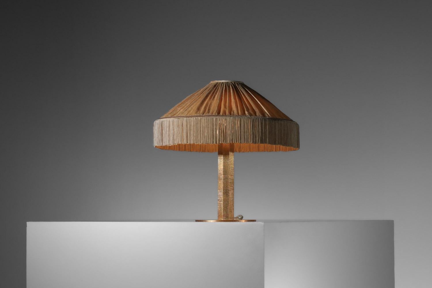 Français Lampe de table Danke Studio en laiton avec abat-jour en soie en vente