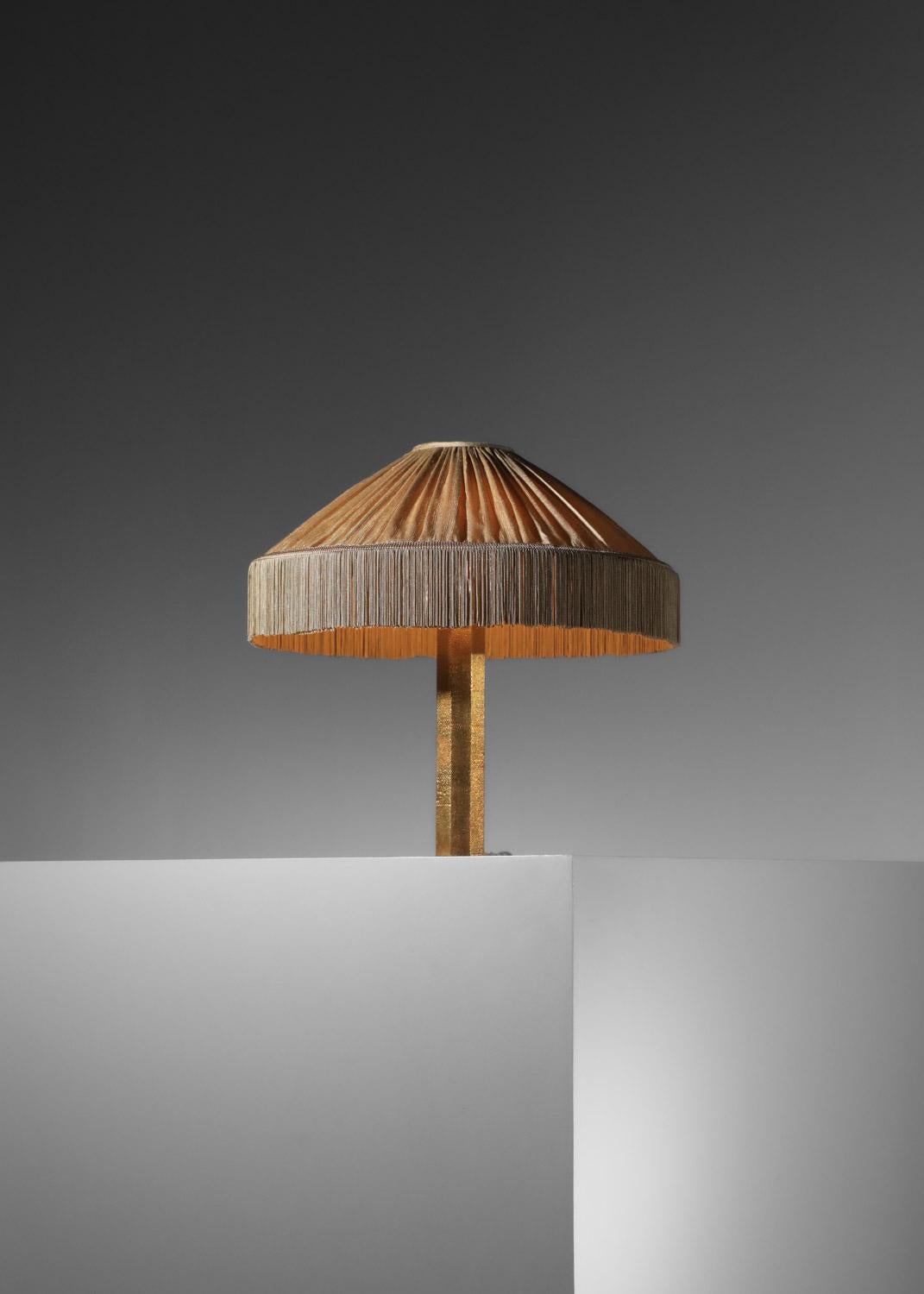 Fait main Lampe de table Danke Studio en laiton avec abat-jour en soie en vente