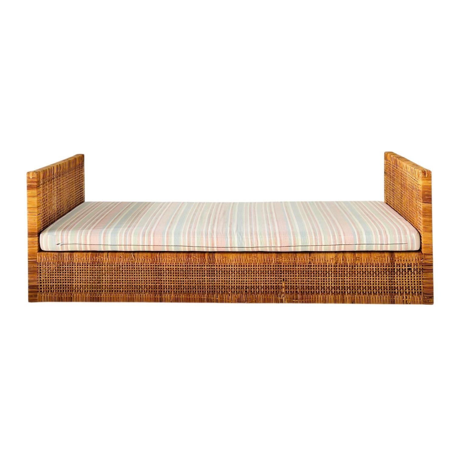Lit de jour Danny Ho Fong pour Tropi-cal Basket Weave Cane, 1965. Sellerie d'origine en bon état.
Mesure 27.25
