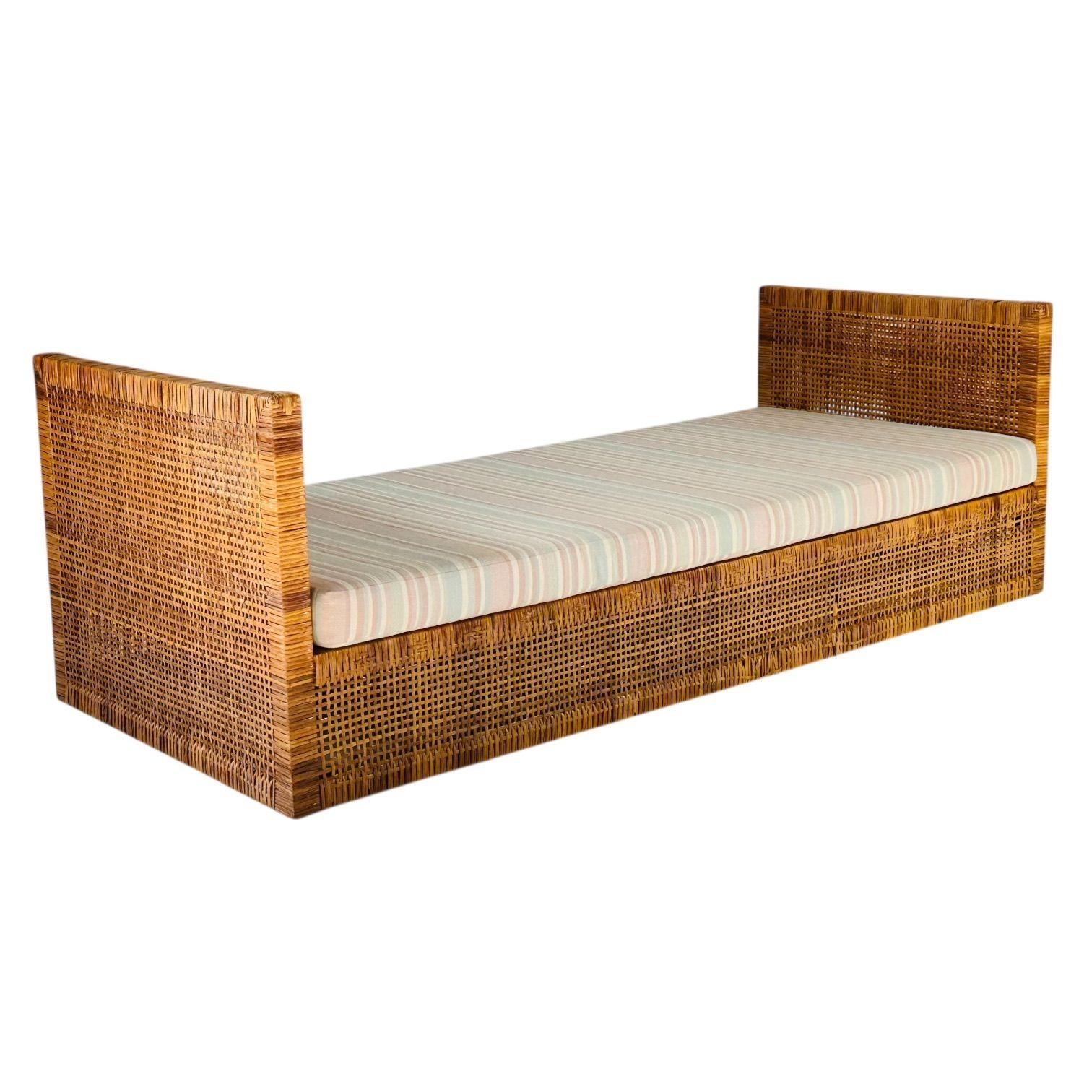 Mid-Century Modern Lit de jour en rotin tressé Danny Ho Fong pour Tropi-cal, 1965 en vente
