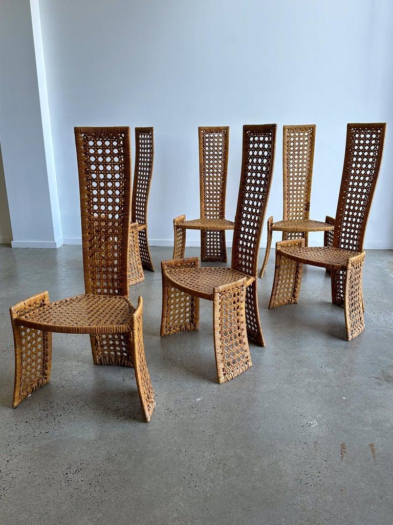 Un favoloso set unico di sei sedie da pranzo in rattan di una serie difficile da trovare, realizzata dal creativo Danny Ho Fong per Tropi-cal, circa 1975. Bellissima struttura in rattan con telaio in acciaio. Il design con schienale alto strizza