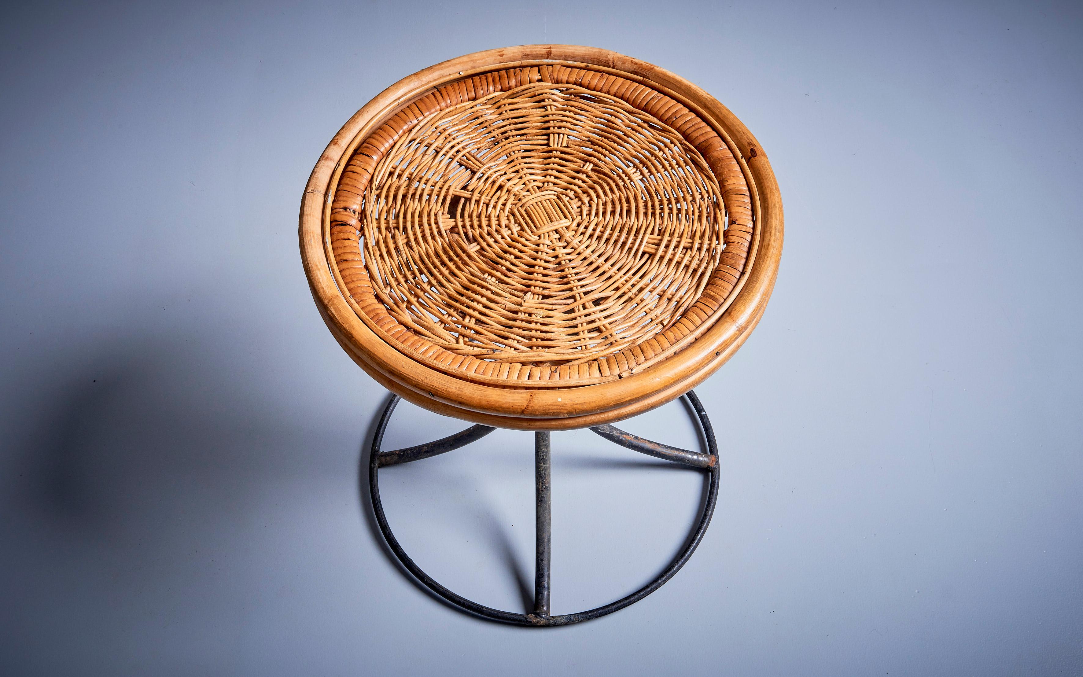 Danny Ho Fong stool in metal and wicker, USA - 1960s. Original fair condition. 