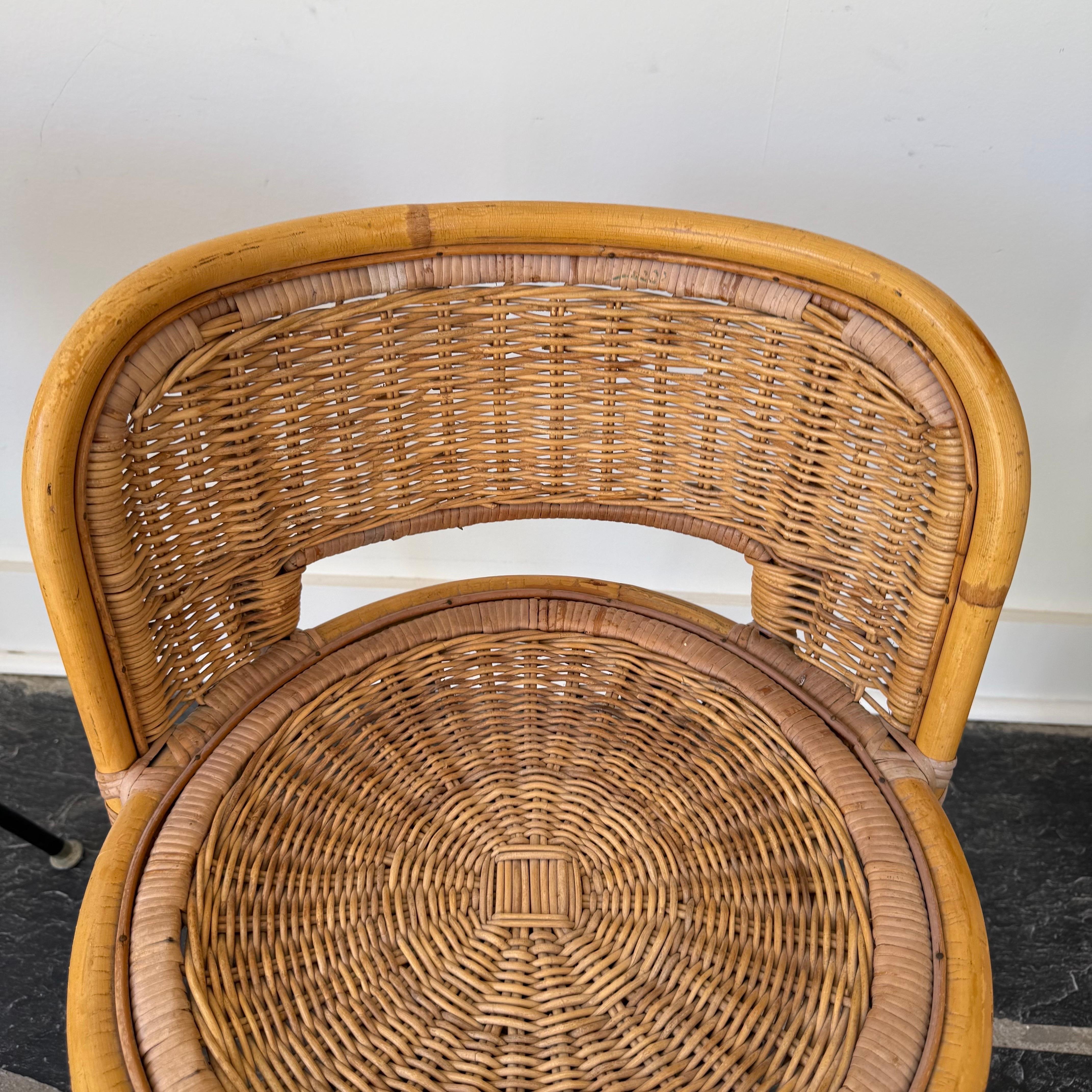 Chaises pivotantes de style Danny Ho Fong en osier et fer - un ensemble de 4 en vente 3