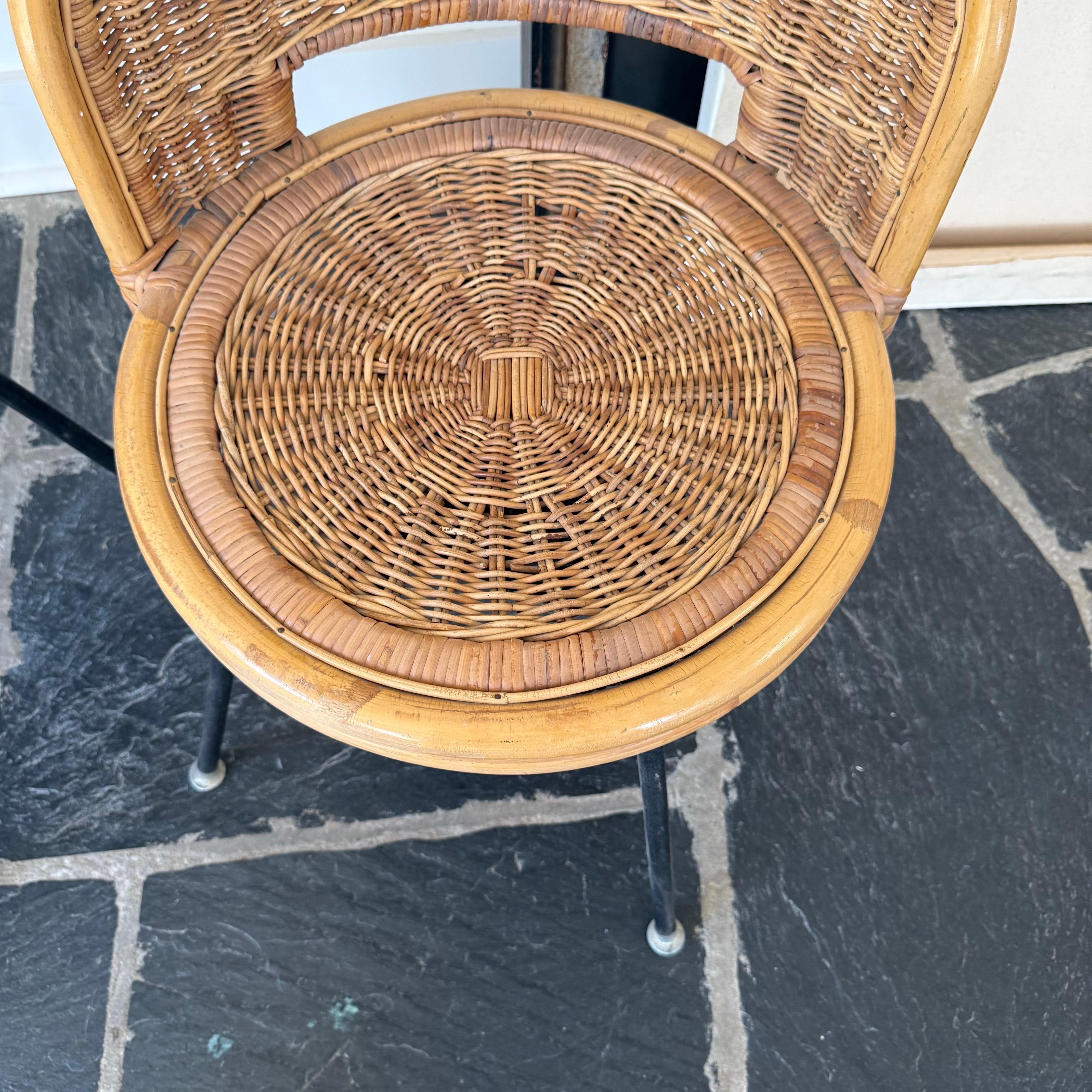 Chaises pivotantes de style Danny Ho Fong en osier et fer - un ensemble de 4 en vente 4