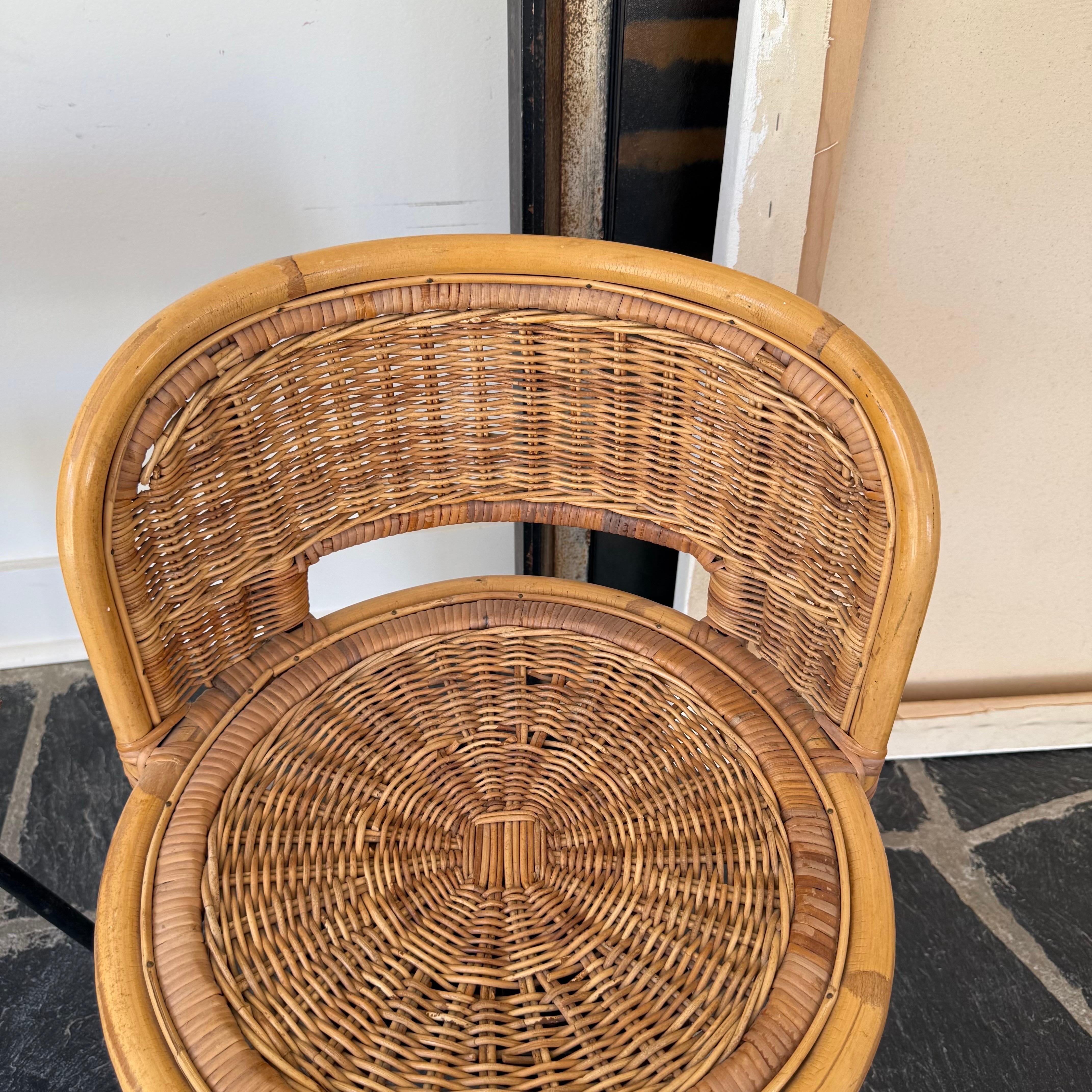 Chaises pivotantes de style Danny Ho Fong en osier et fer - un ensemble de 4 en vente 5