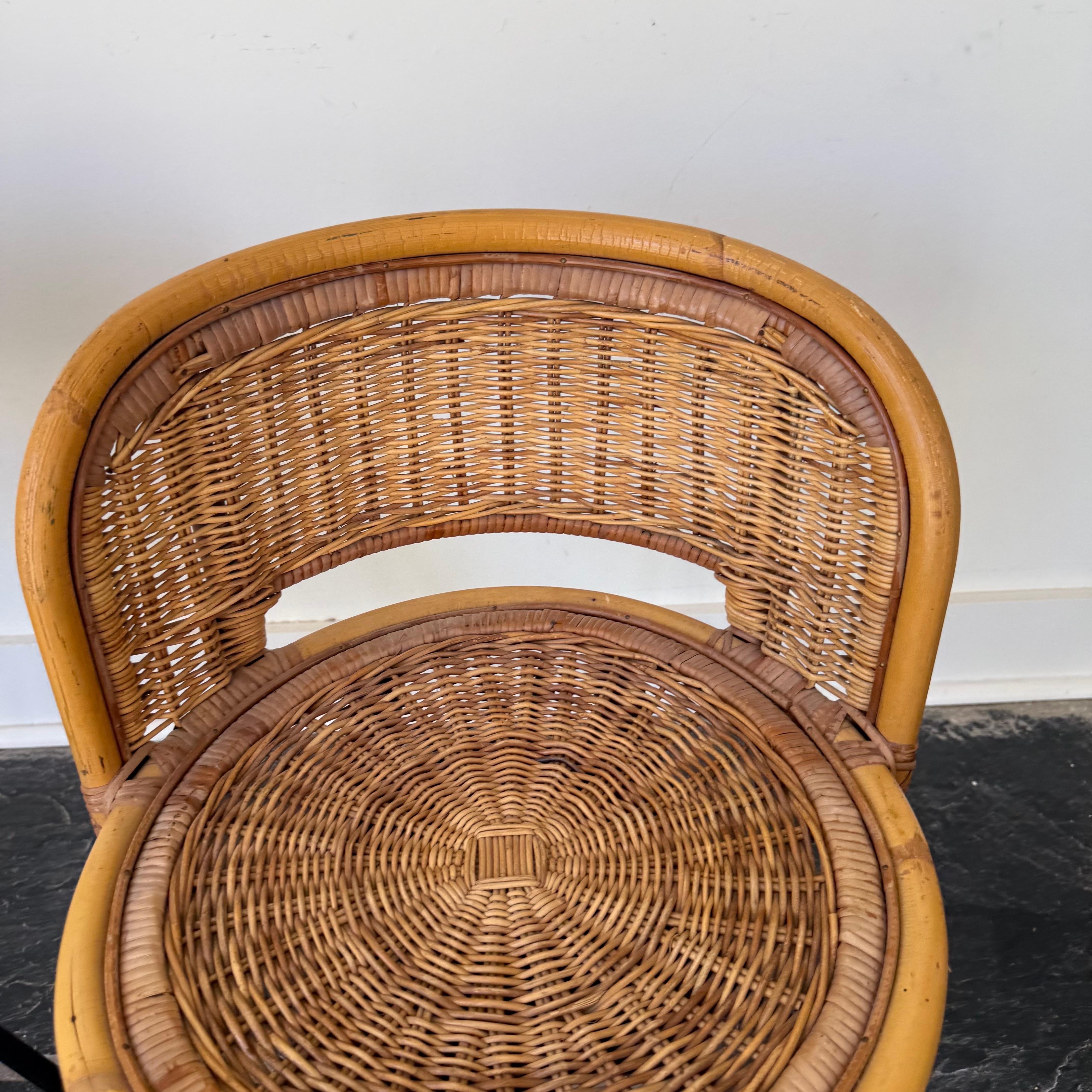 Chaises pivotantes de style Danny Ho Fong en osier et fer - un ensemble de 4 en vente 6