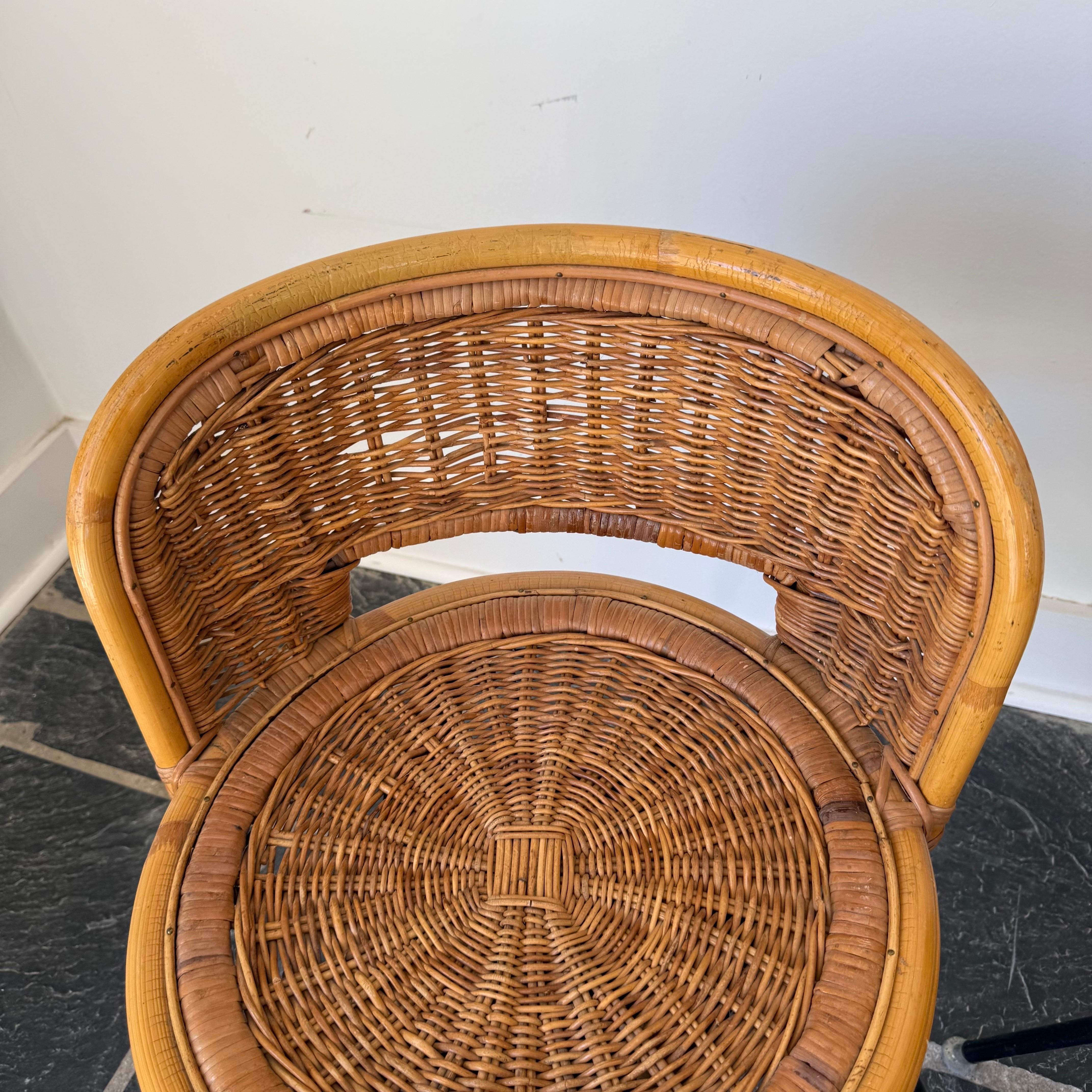 Chaises pivotantes de style Danny Ho Fong en osier et fer - un ensemble de 4 en vente 7