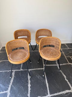 Chaises pivotantes de style Danny Ho Fong en osier et fer - un ensemble de 4
