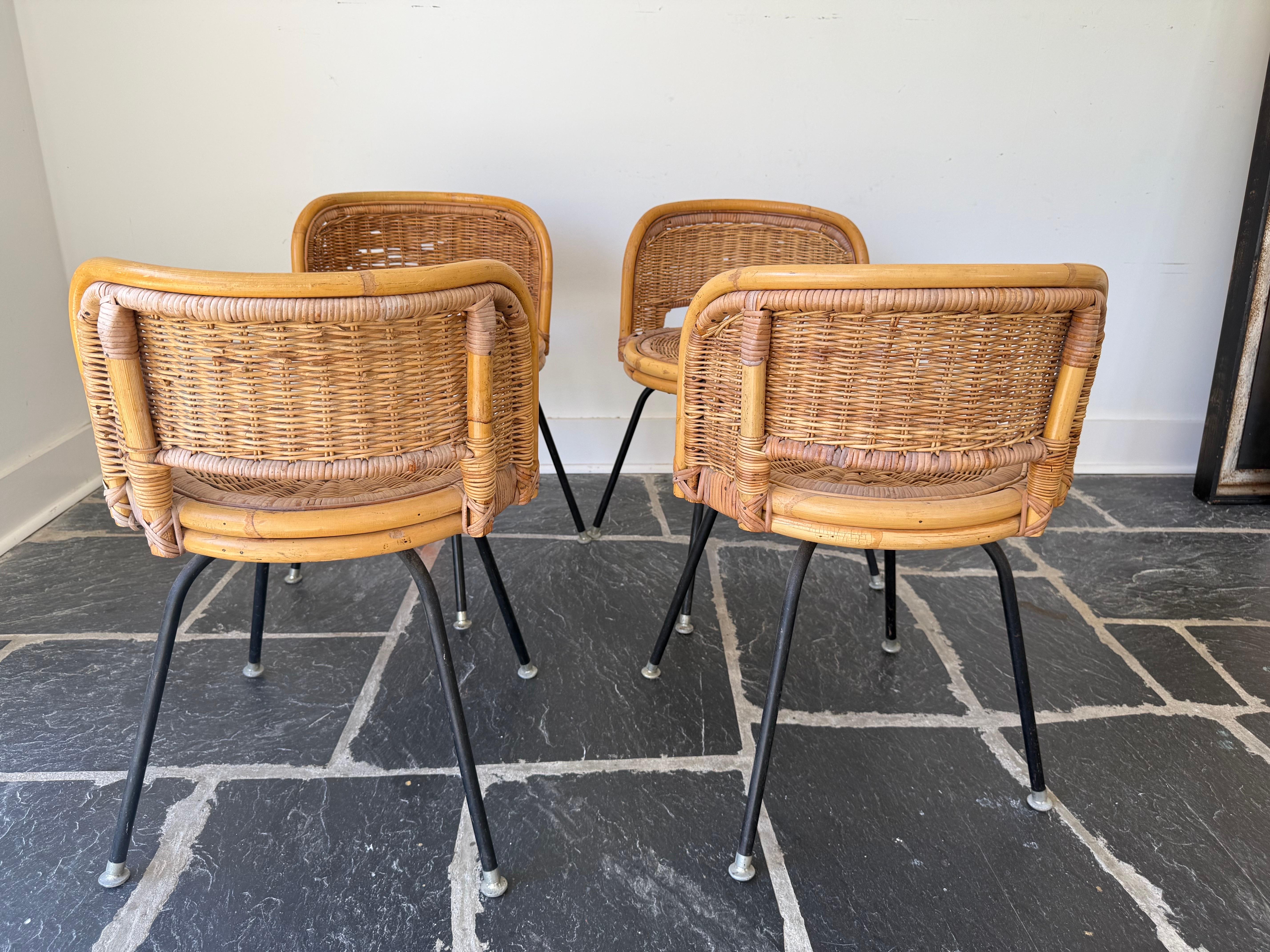 Mid-Century Modern Chaises pivotantes de style Danny Ho Fong en osier et fer - un ensemble de 4 en vente