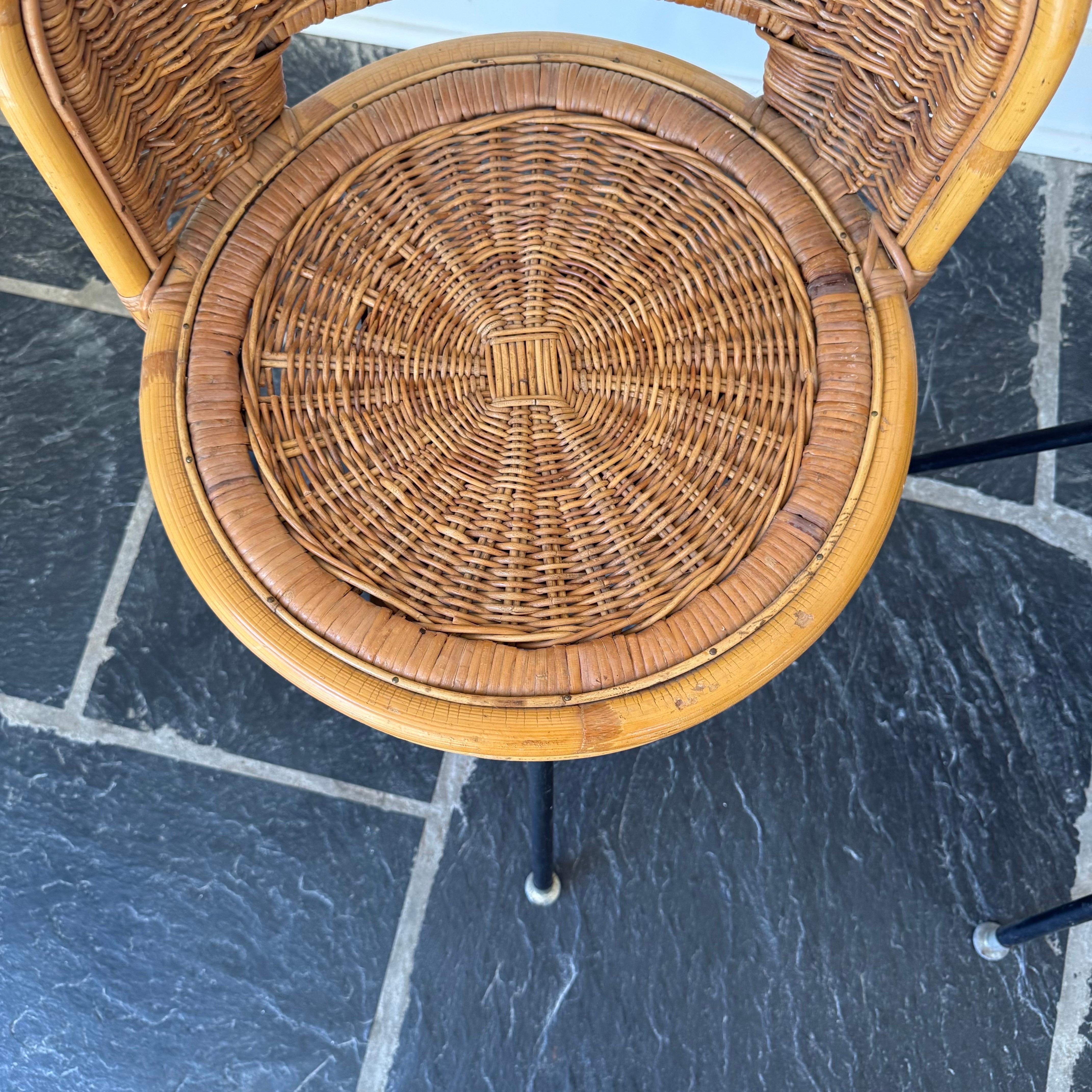 20ième siècle Chaises pivotantes de style Danny Ho Fong en osier et fer - un ensemble de 4 en vente