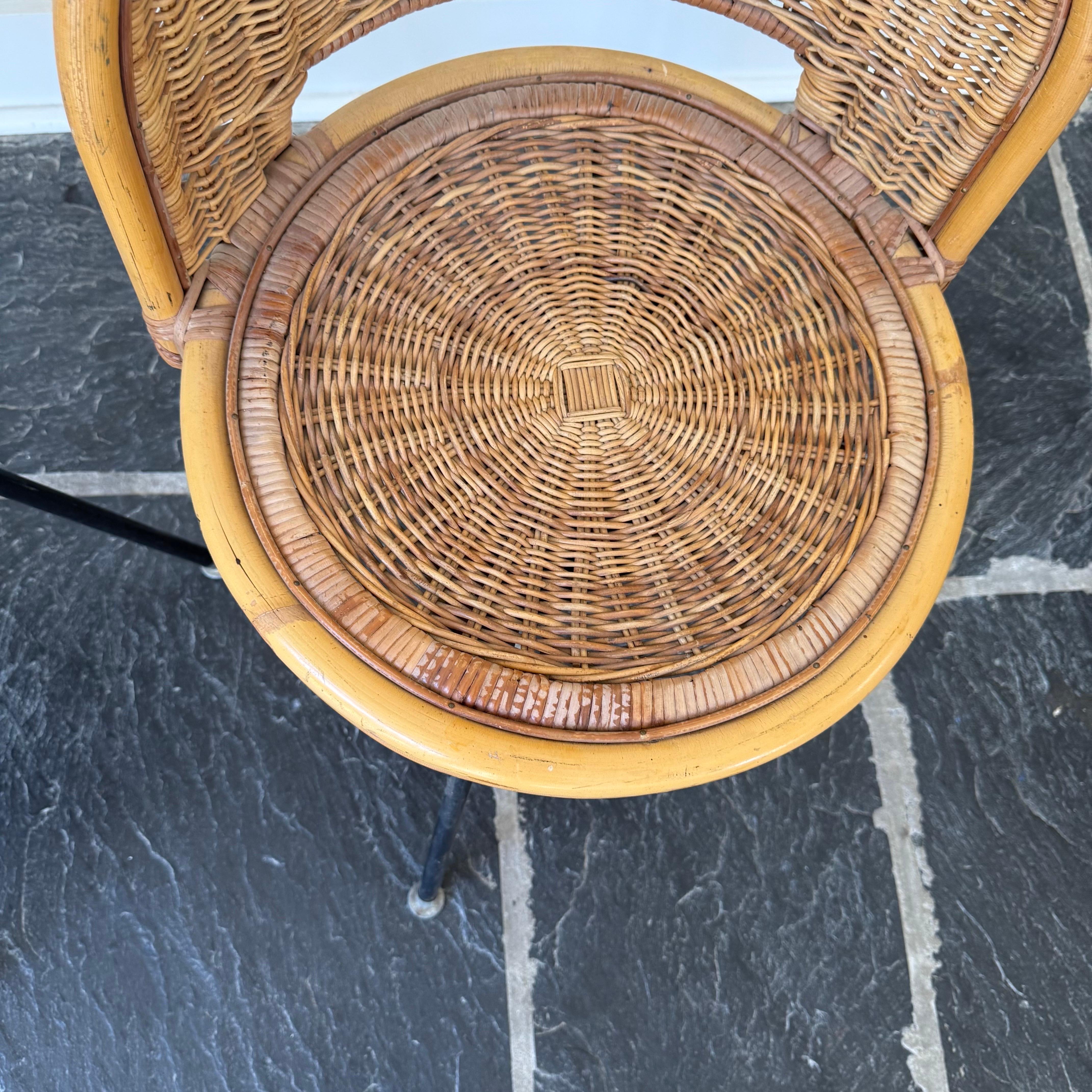 Bambou Chaises pivotantes de style Danny Ho Fong en osier et fer - un ensemble de 4 en vente