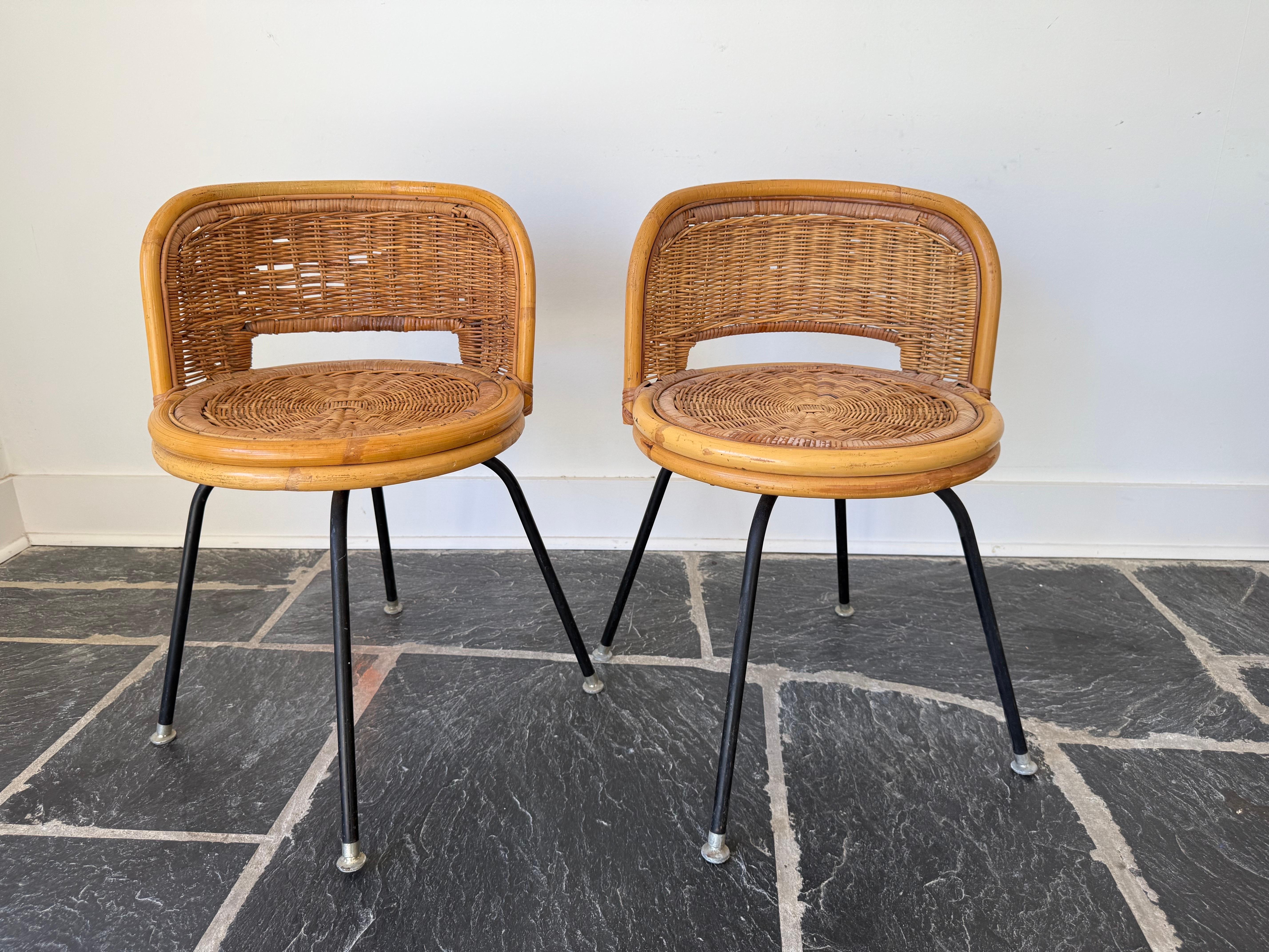 Chaises pivotantes de style Danny Ho Fong en osier et fer - un ensemble de 4 en vente 1