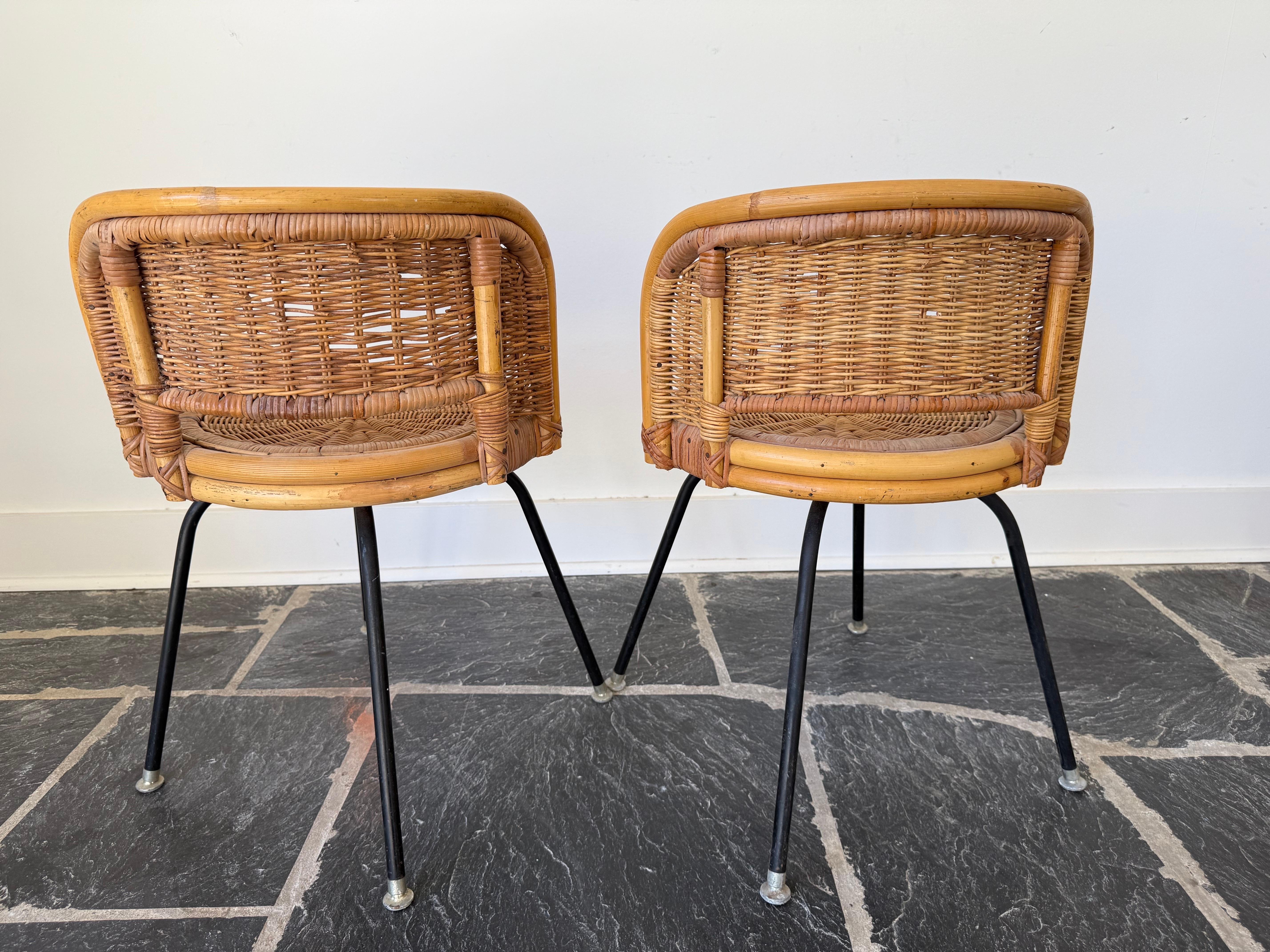 Chaises pivotantes de style Danny Ho Fong en osier et fer - un ensemble de 4 en vente 2