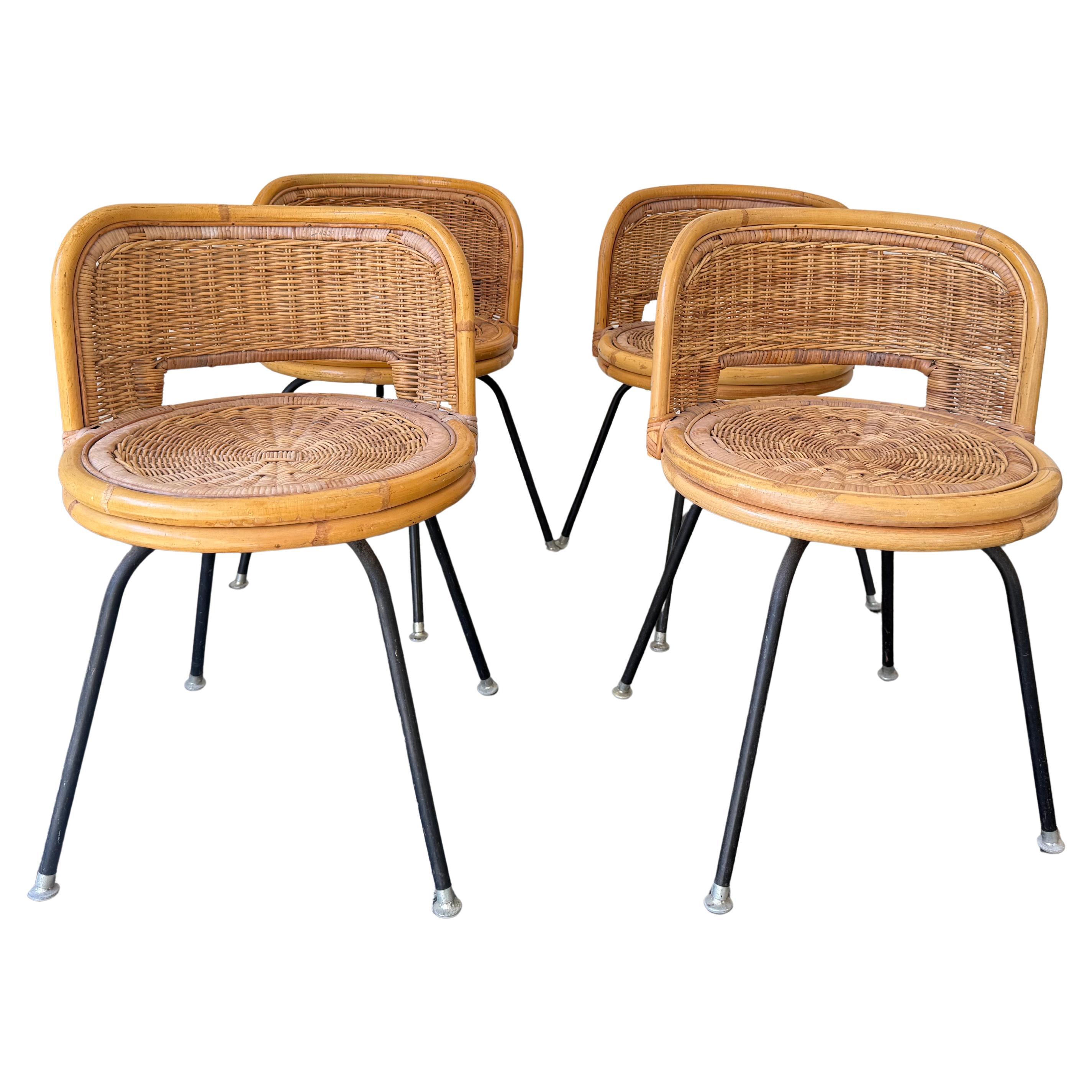 Chaises pivotantes de style Danny Ho Fong en osier et fer - un ensemble de 4 en vente