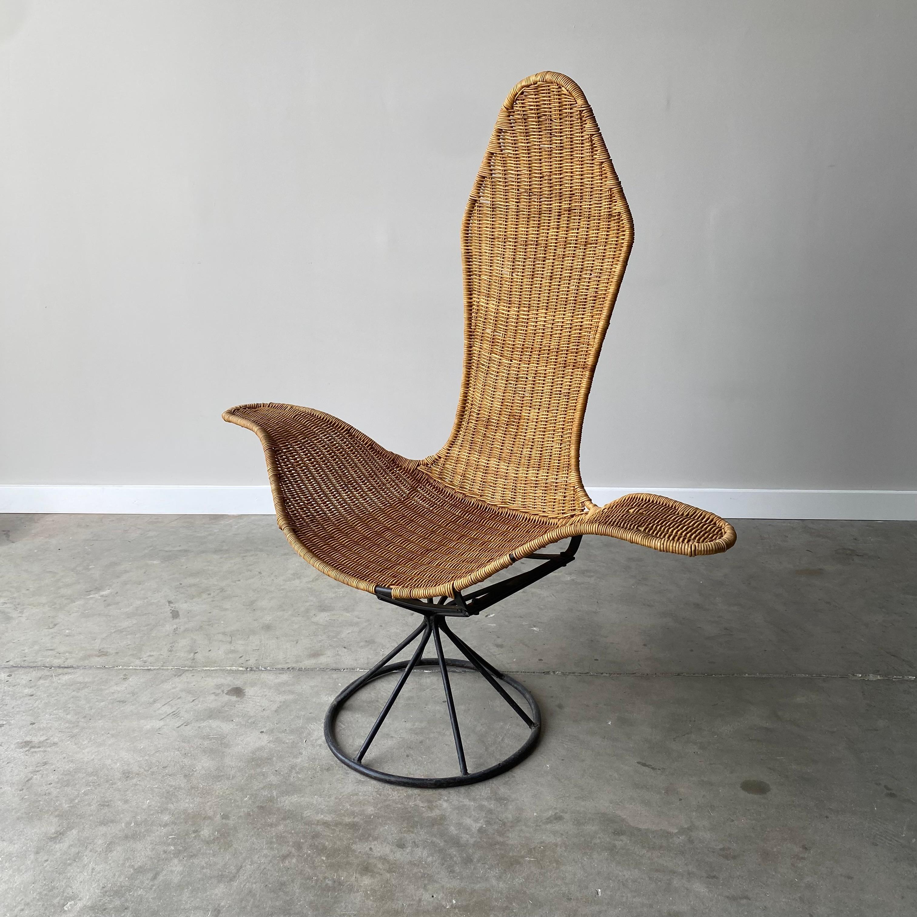 Danny Ho Fong entwarf diesen Wellenstuhl in den späten 1960er Jahren für Tropi-cal. Er besteht aus einem Stahlrahmen und handgeflochtenem Rattan.  Seine organische Natur macht ihn perfekt für einen Raum, der ein wenig Textur und viel skulpturale