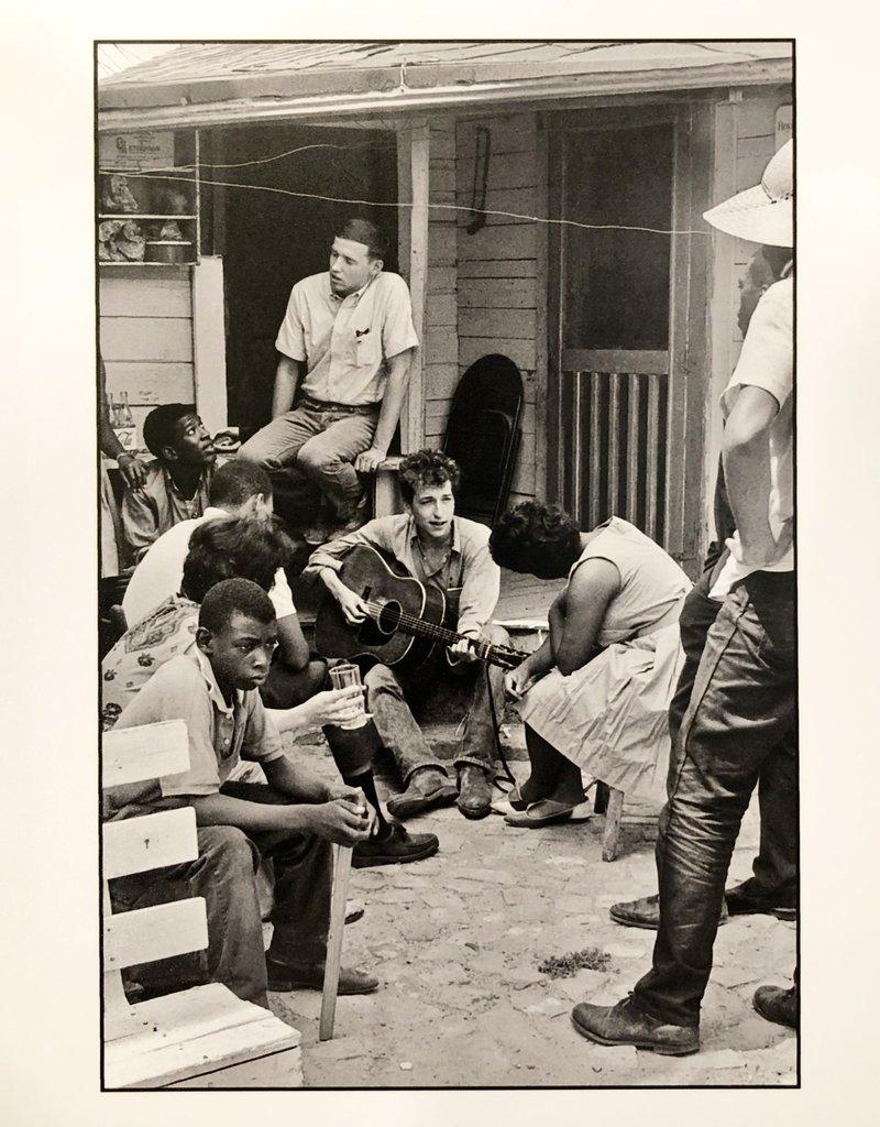 Black and White Photograph Danny Lyon - Bob Dylan derrière le bureau SNCC, Greenwood, Mississippi, 1963