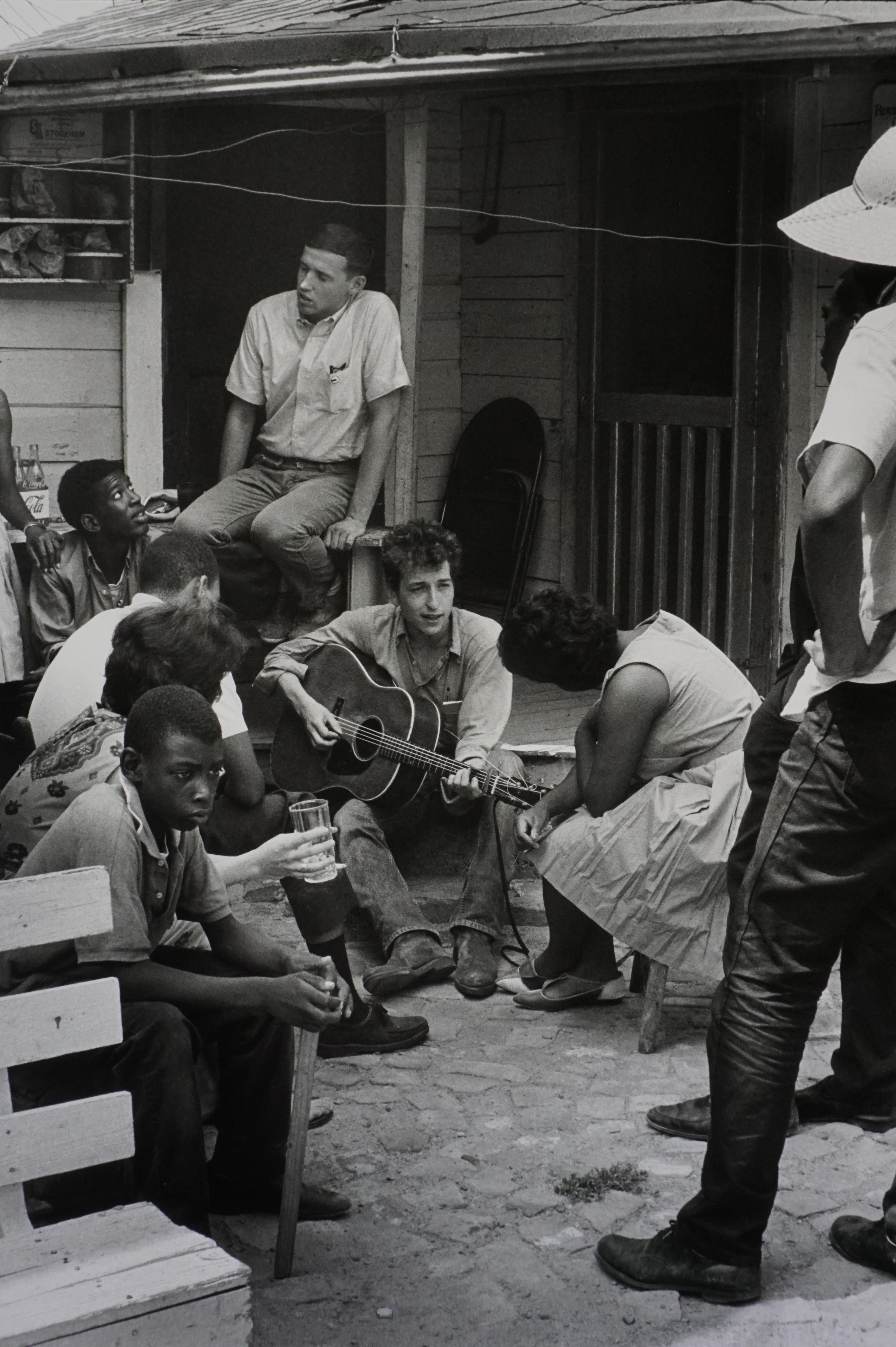 Black and White Photograph Danny Lyon - Bob Dylan Derrière le bureau du SNCC, 1963