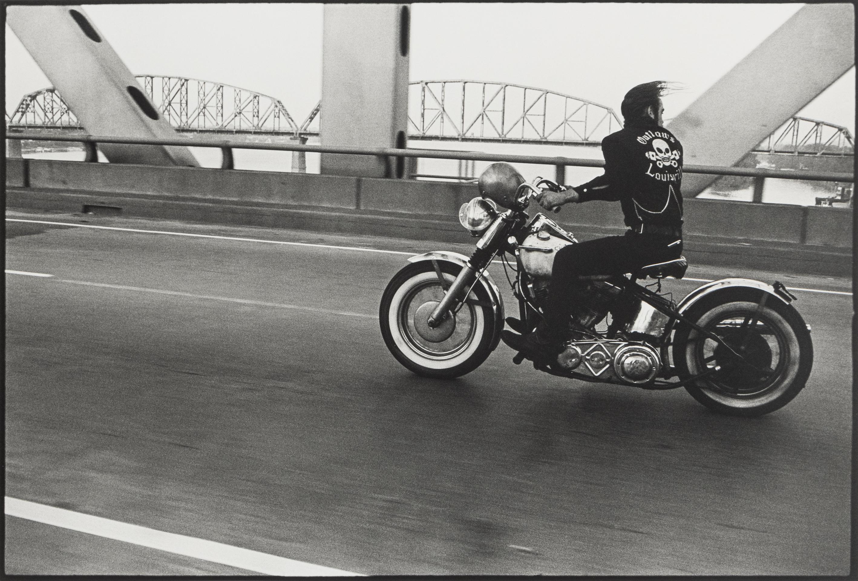 Questa è una fotografia in bianco e nero di un uomo in moto nell'Ohio che guida su un ponte fluviale scattata da Danny Lyon negli anni '60. 

Firmato e datato, sul retro; timbro dello Studio A, sul retro.

Stampa alla gelatina d'argento

16 x 20