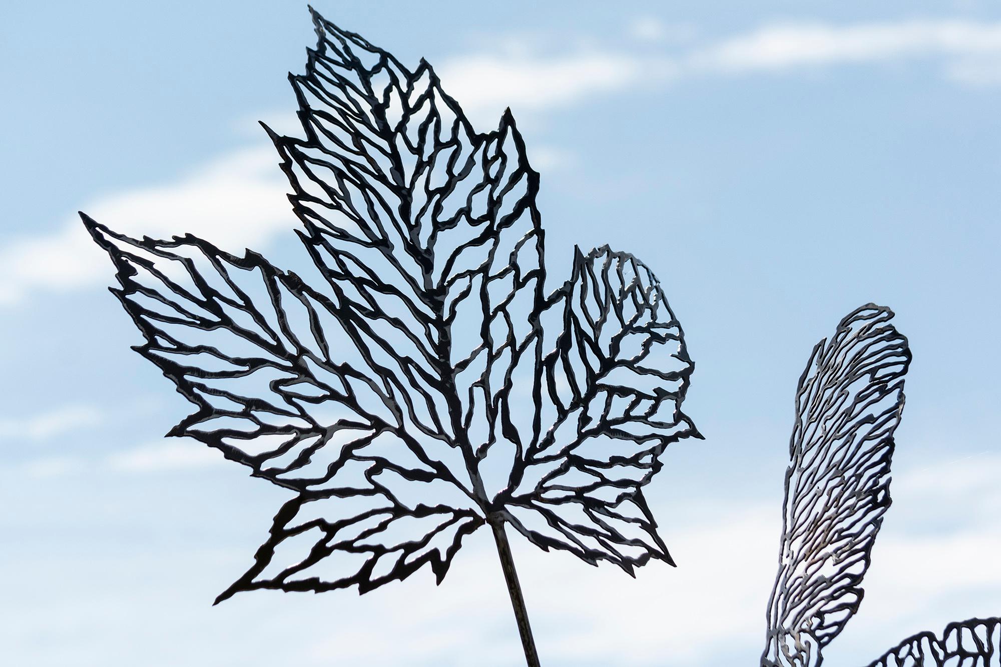 Proud to be Canadian No 2 (Maple Keys) - figurativ, Stahl, Skulptur für den Außenbereich im Angebot 7