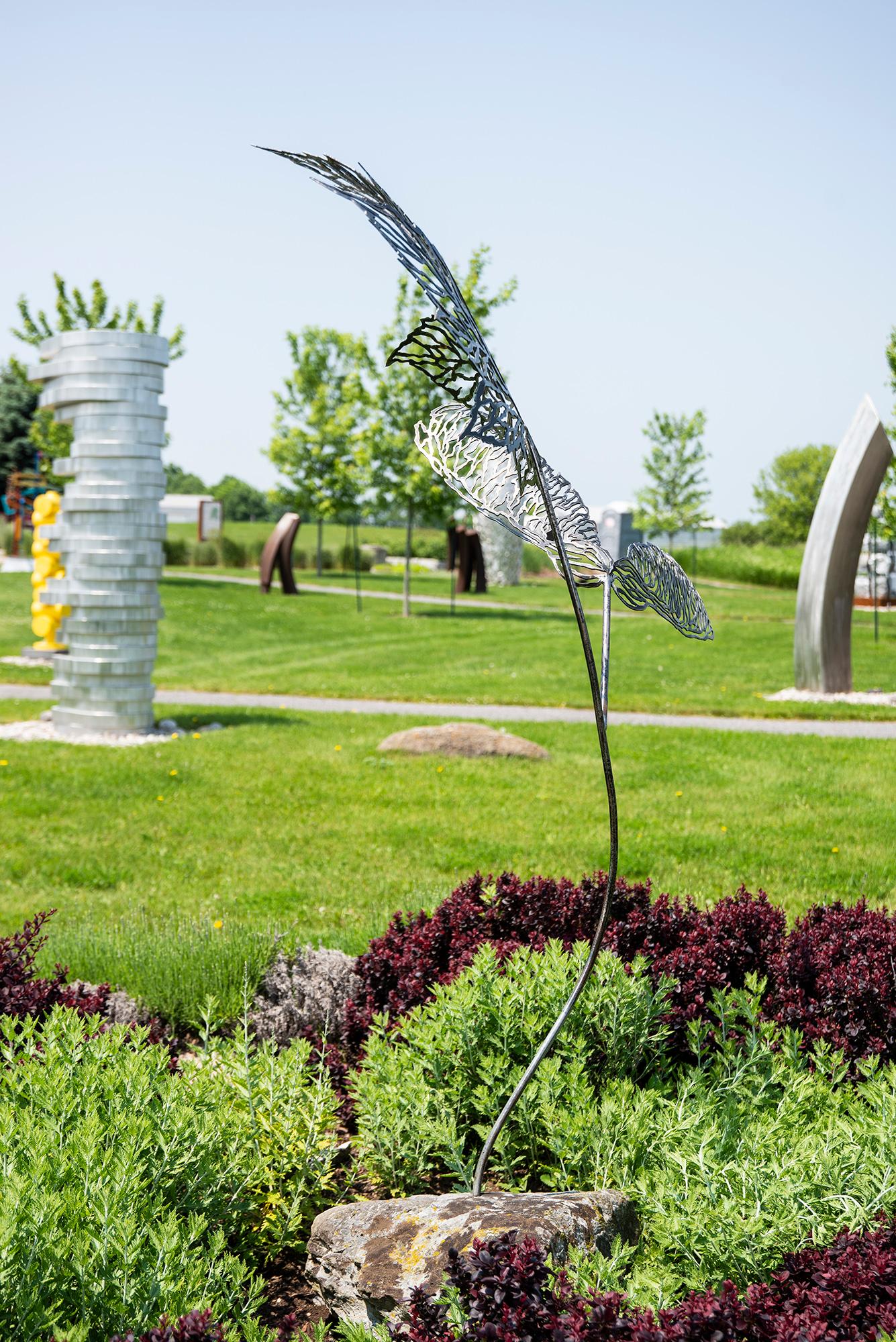 Proud to be Canadian No 2 (Maple Keys) - figurativ, Stahl, Skulptur für den Außenbereich (Zeitgenössisch), Sculpture, von Danny Perkins