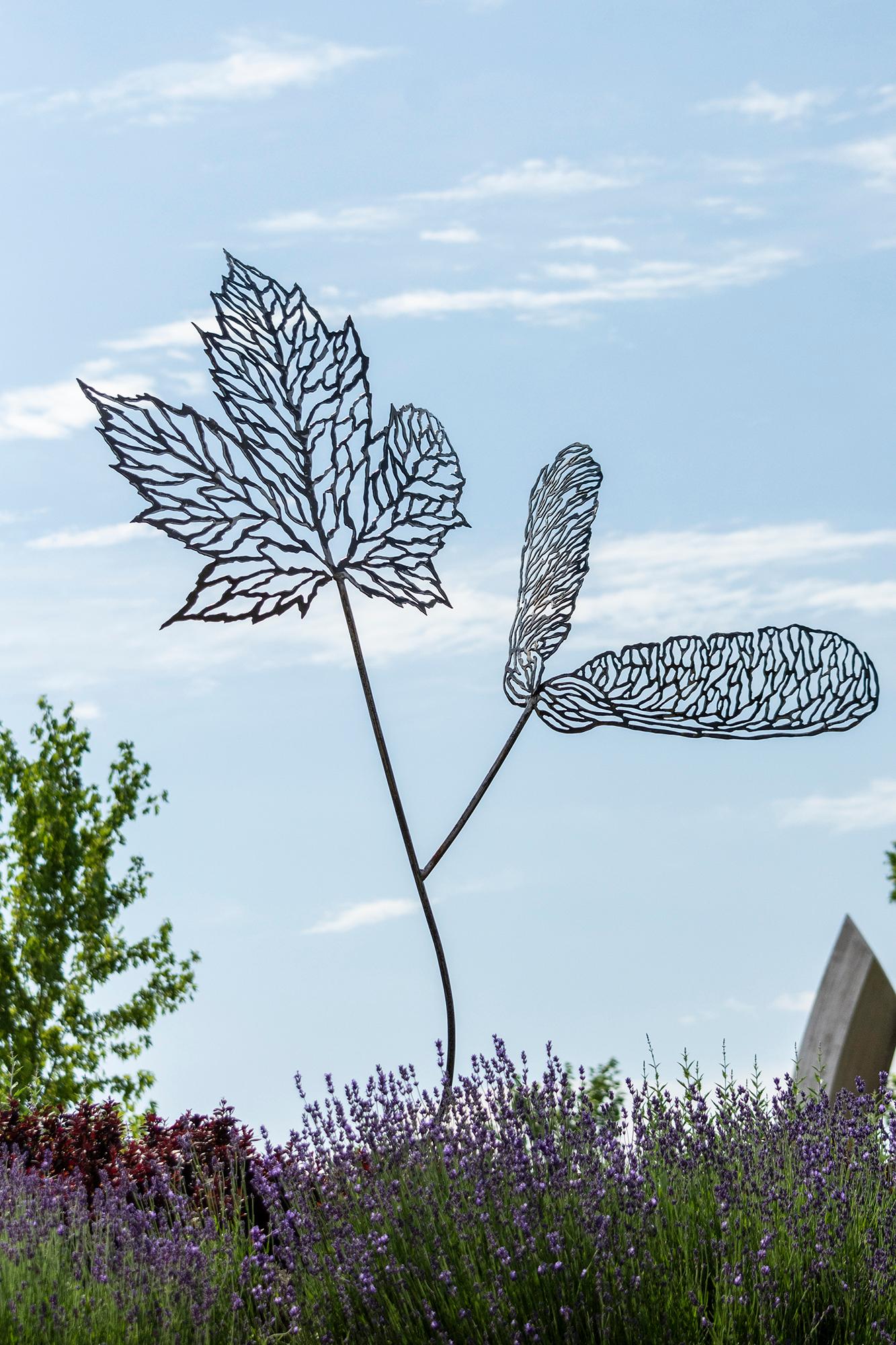 Proud to be Canadian No 2 (Maple Keys) - figurativ, Stahl, Skulptur für den Außenbereich im Angebot 1