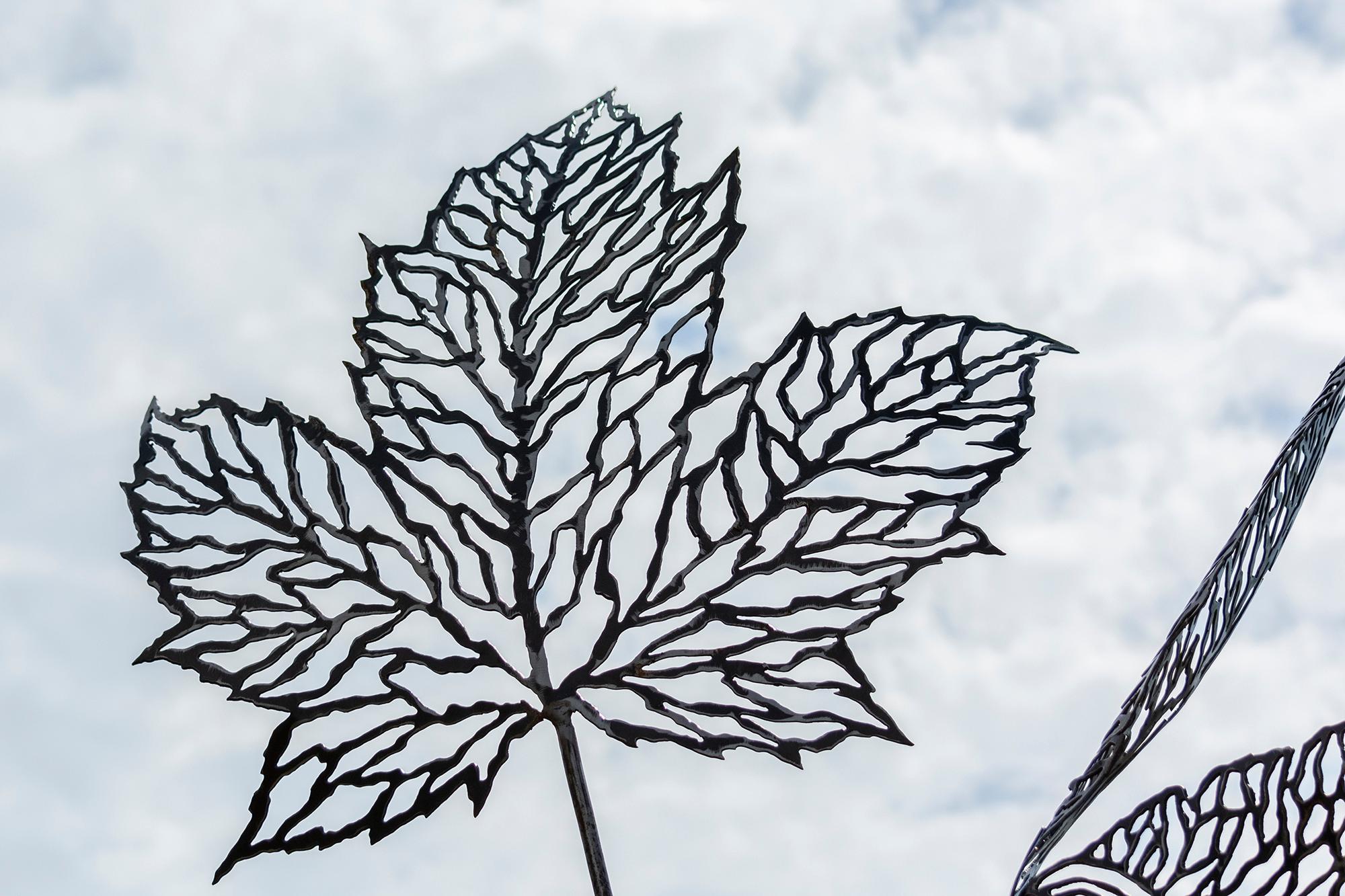 Proud to be Canadian No 2 (Maple Keys) - figurativ, Stahl, Skulptur für den Außenbereich im Angebot 2