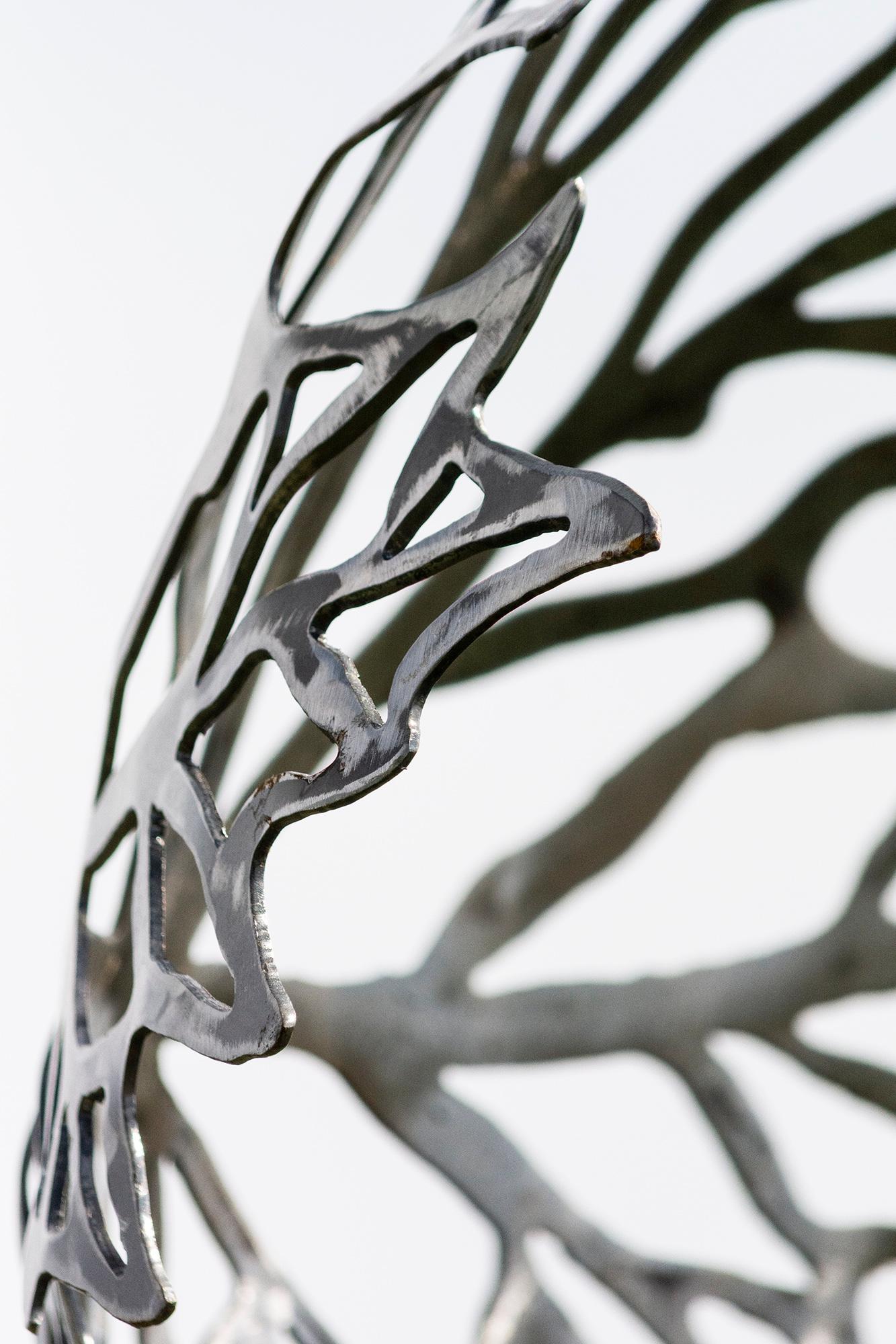 Proud to be Canadian No 3 - zeitgenössische, figurative Stahlskulptur für den Außenbereich im Angebot 5
