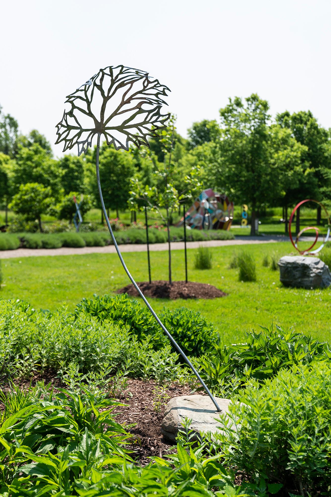 Proud to be Canadian No 3 - zeitgenössische, figurative Stahlskulptur für den Außenbereich – Sculpture von Danny Perkins
