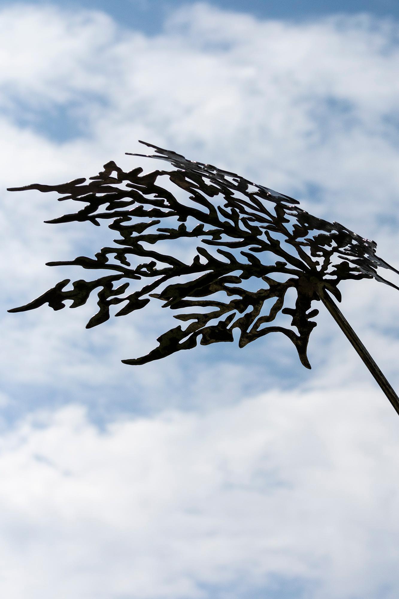 Diese zeitgenössische figurative Skulptur für den Außenbereich ist ein Ahornblatt aus Metall.

Dieses ikonische Bild eines Ahornblatts, eines nationalen Symbols, wurde von einem kanadischen Künstler, Danny Perkins, handgeschnitten. Perkins, der auf