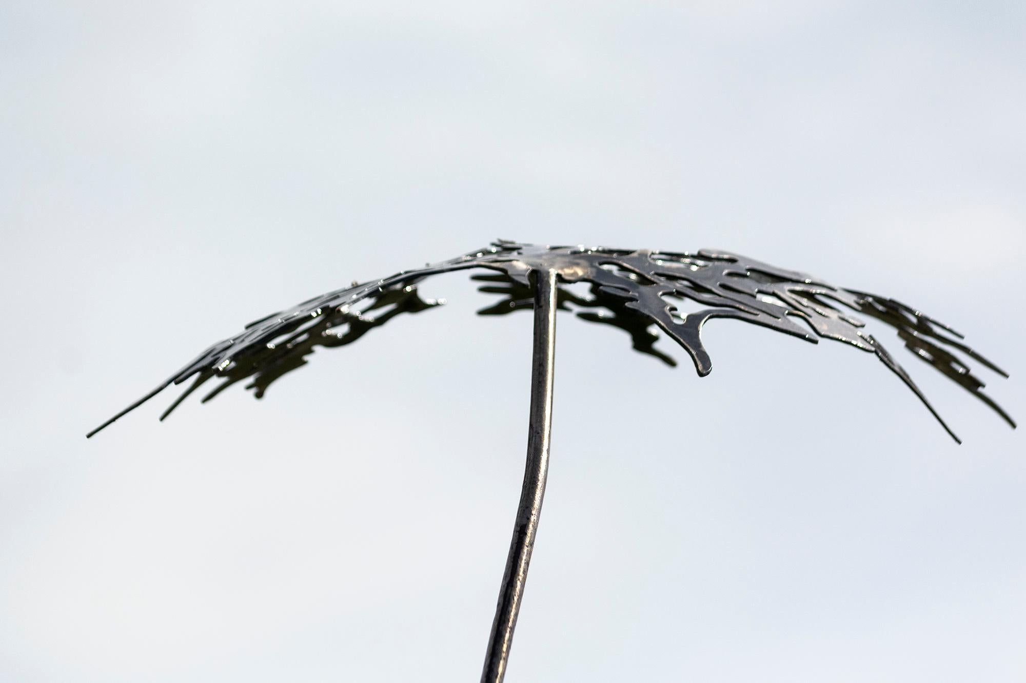 Proud to be Canadian No 4 - zeitgenössische, figurative Stahlskulptur für den Außenbereich im Angebot 3