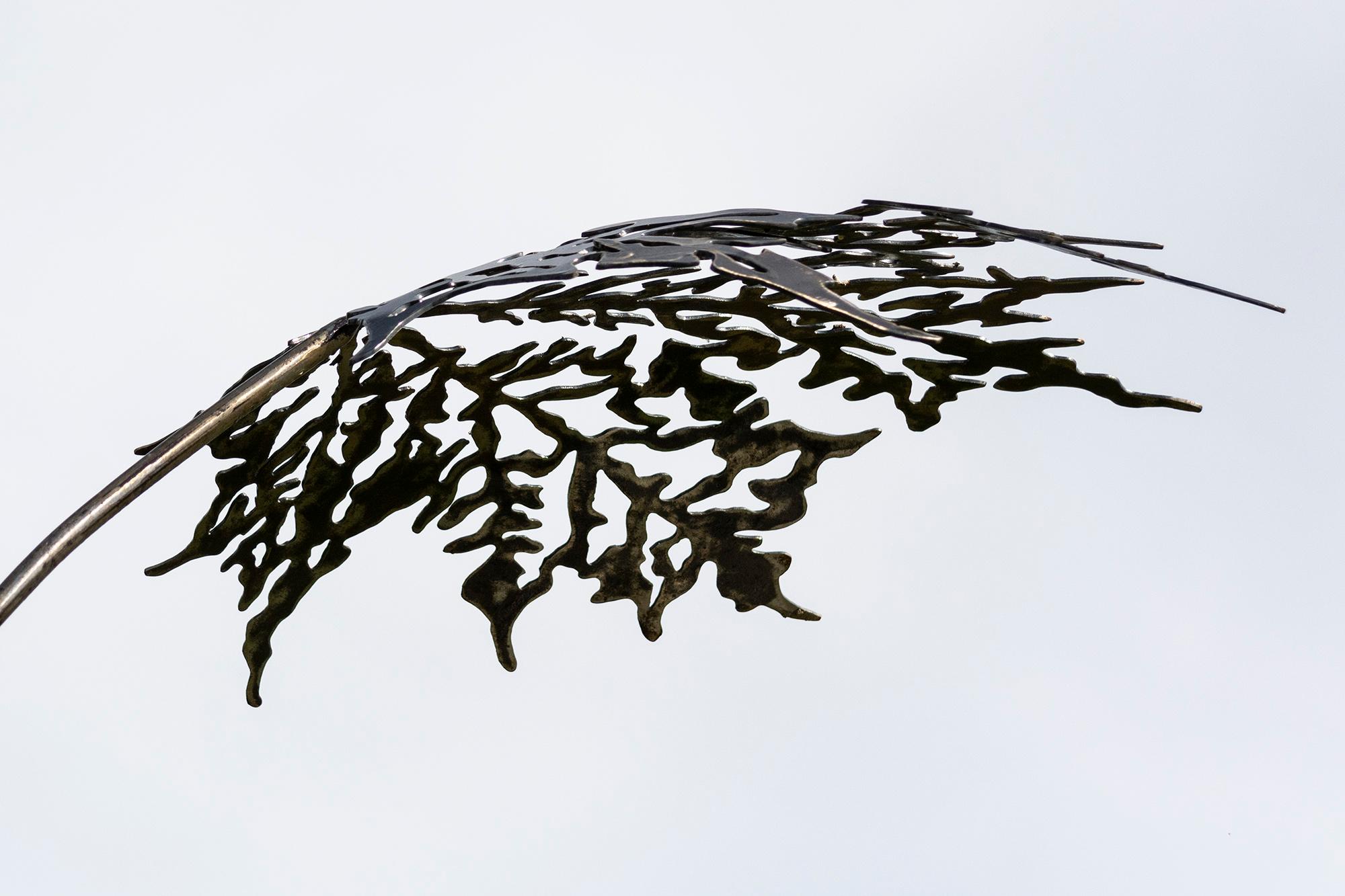 Proud to be Canadian No 4 - zeitgenössische, figurative Stahlskulptur für den Außenbereich im Angebot 5