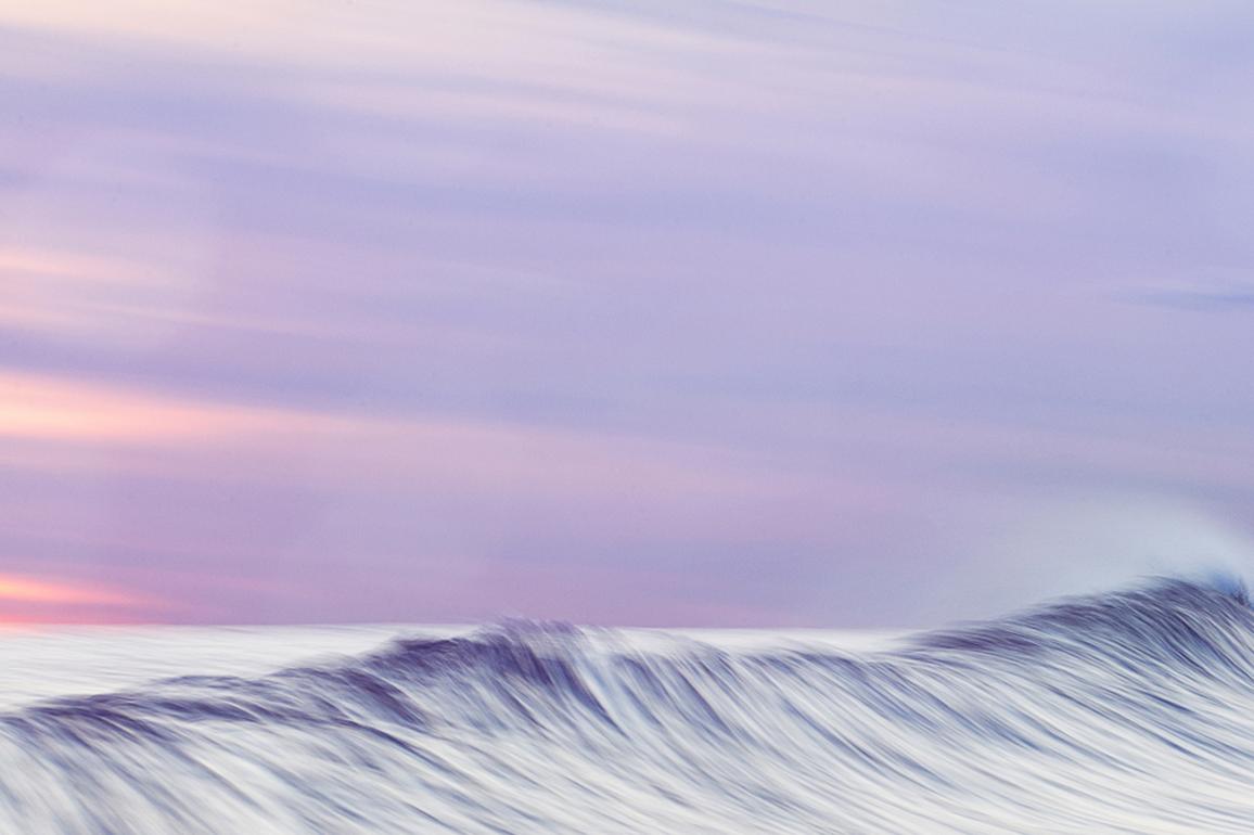 „In the Deep“ Großformatige abstrakte Farbfotografie, Blau- Violett-Wasserlandschaftswelle (Zeitgenössisch), Photograph, von Danny Weiss