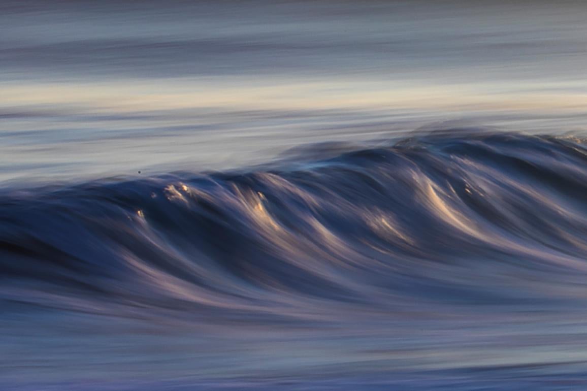 Großformatige Farbfotografie einer abstrakten Aquarelllandschaft „In the Deep“ Serie 1. #13 – Photograph von Danny Weiss