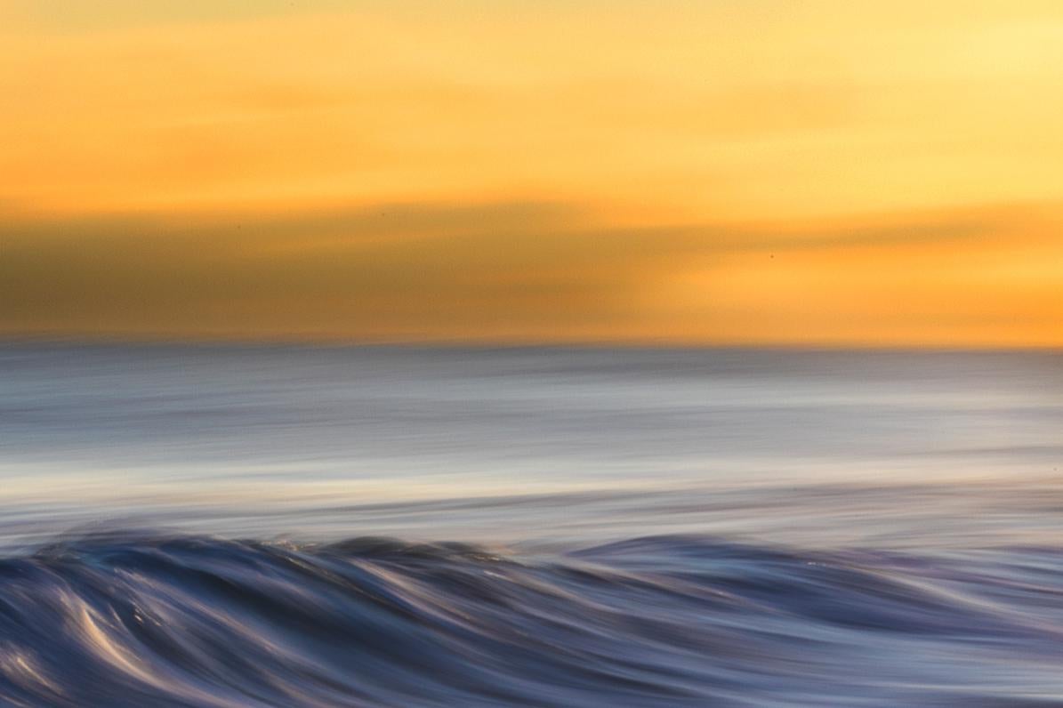 Großformatige Farbfotografie einer abstrakten Aquarelllandschaft „In the Deep“ Serie 1. #13 (Zeitgenössisch), Photograph, von Danny Weiss