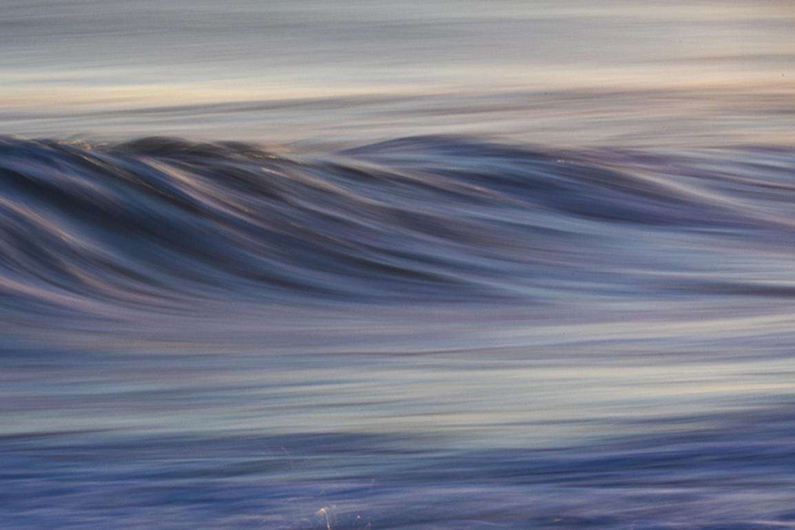 Großformatige Farbfotografie einer abstrakten Aquarelllandschaft „In the Deep“ Serie 1. #13 (Braun), Abstract Photograph, von Danny Weiss