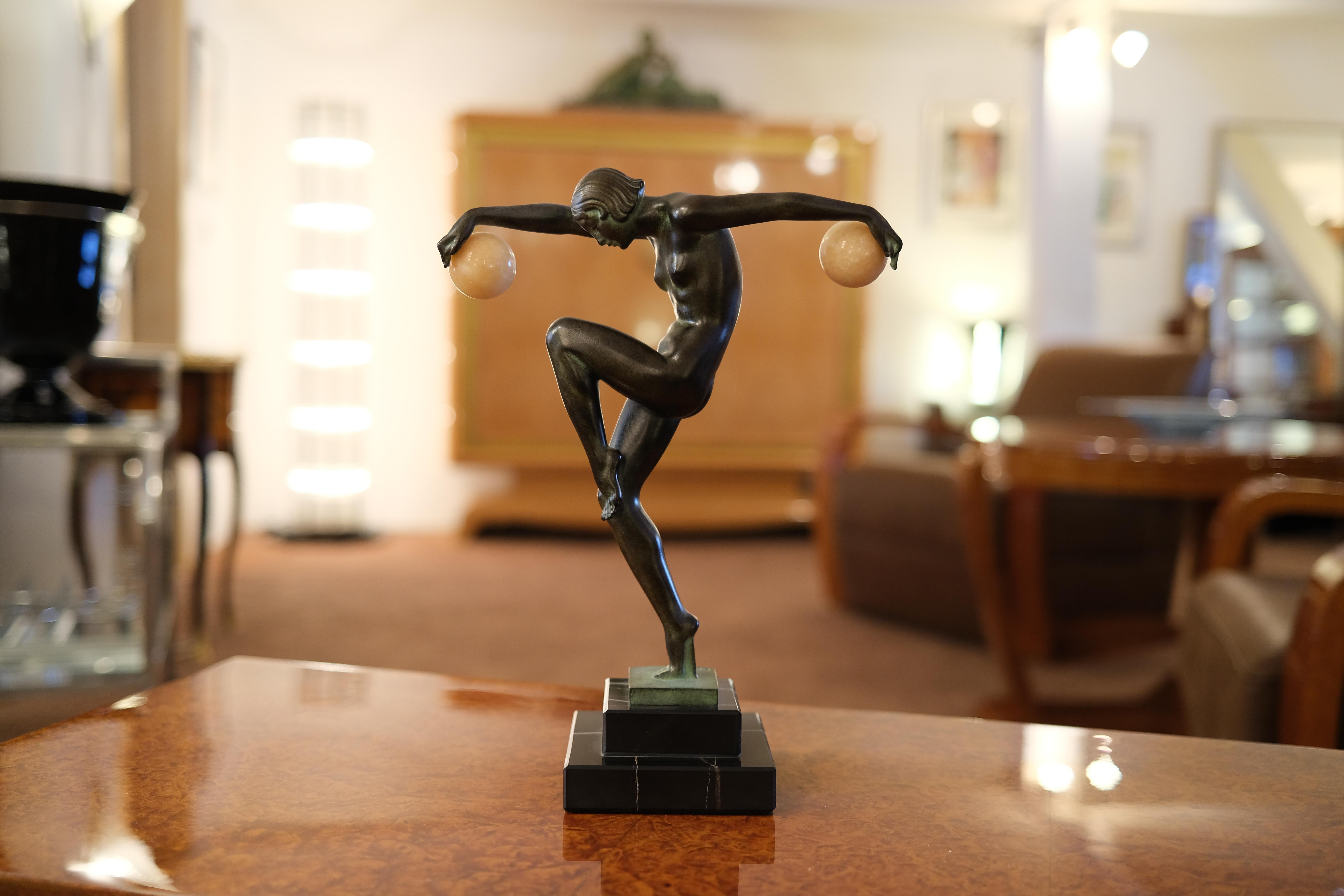 Sculpture of a dancing lady 
Danseuse Aux Boules (French: ball dancer) 

Designed in France during the roaring 1920s by “Maurice et Marcel Denis”, 
signed 
Original from the Max Le Verrier foundry, signed 

Art Deco style, France

Material: