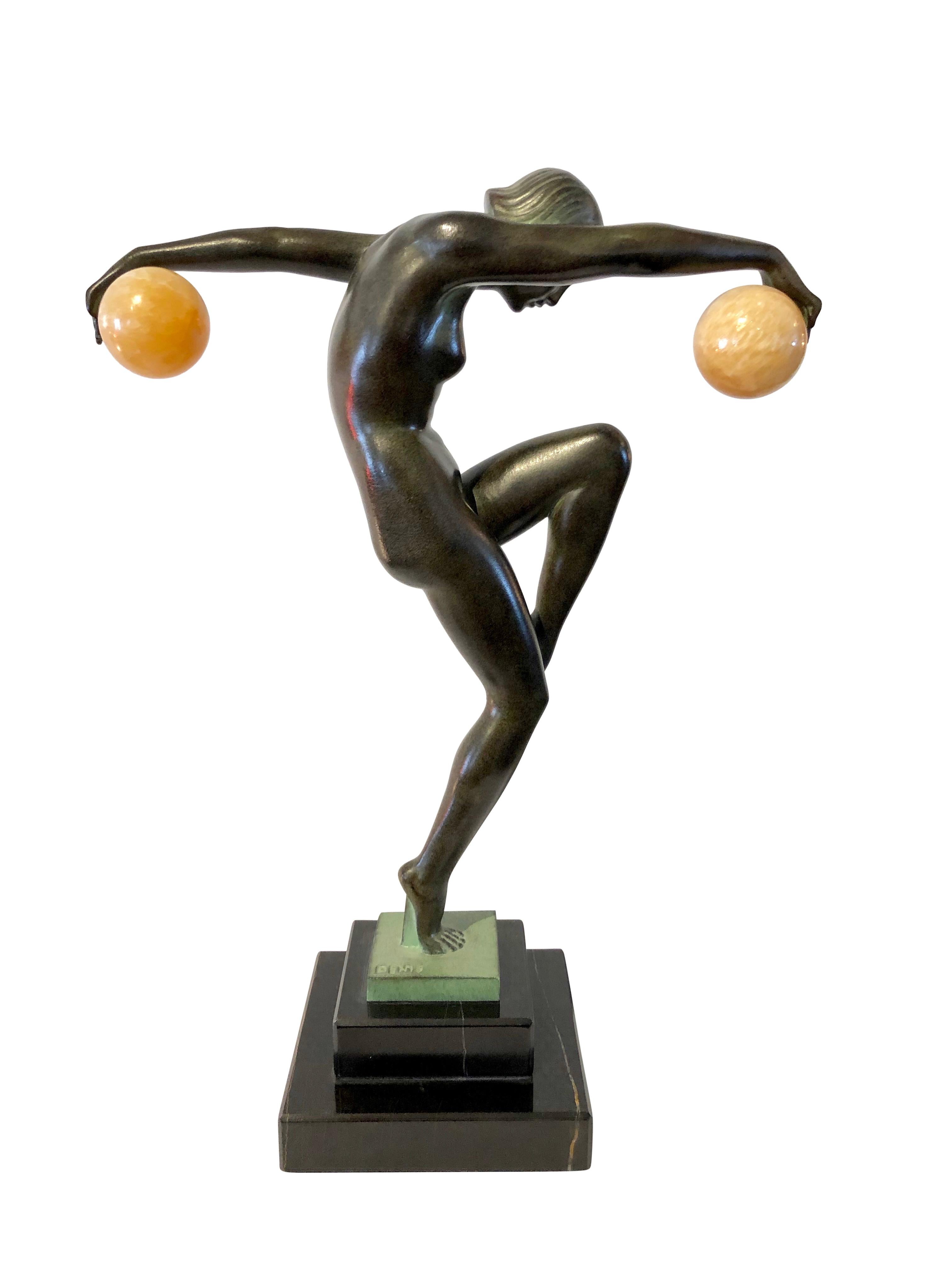 Français Sculpture française « Danseuse Aux Boules » en étain de Denis de Max Le Verrier