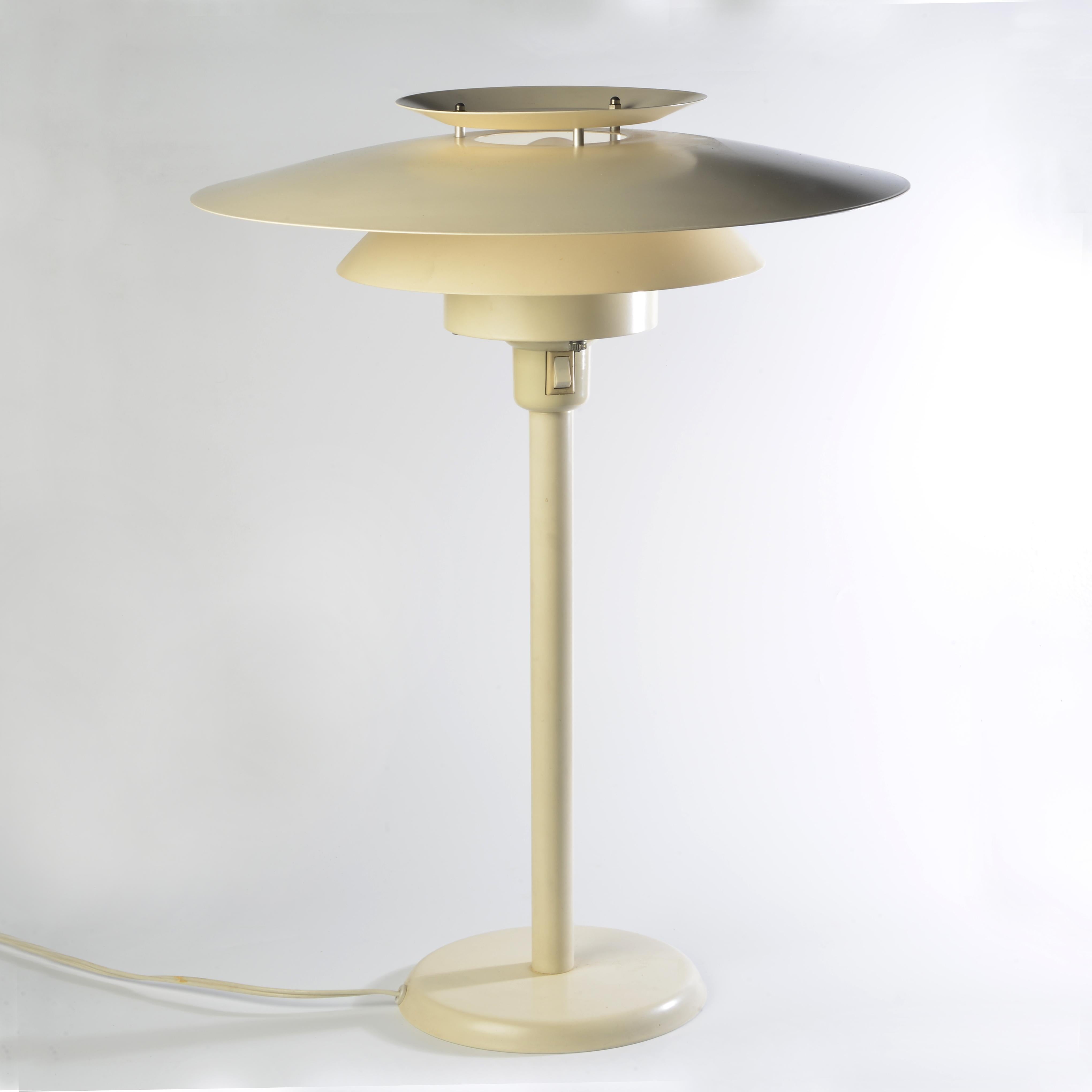 Table lamp in cream-coloured lacquered sheet metal, design by Simon Henningsen (1920-1974), model 