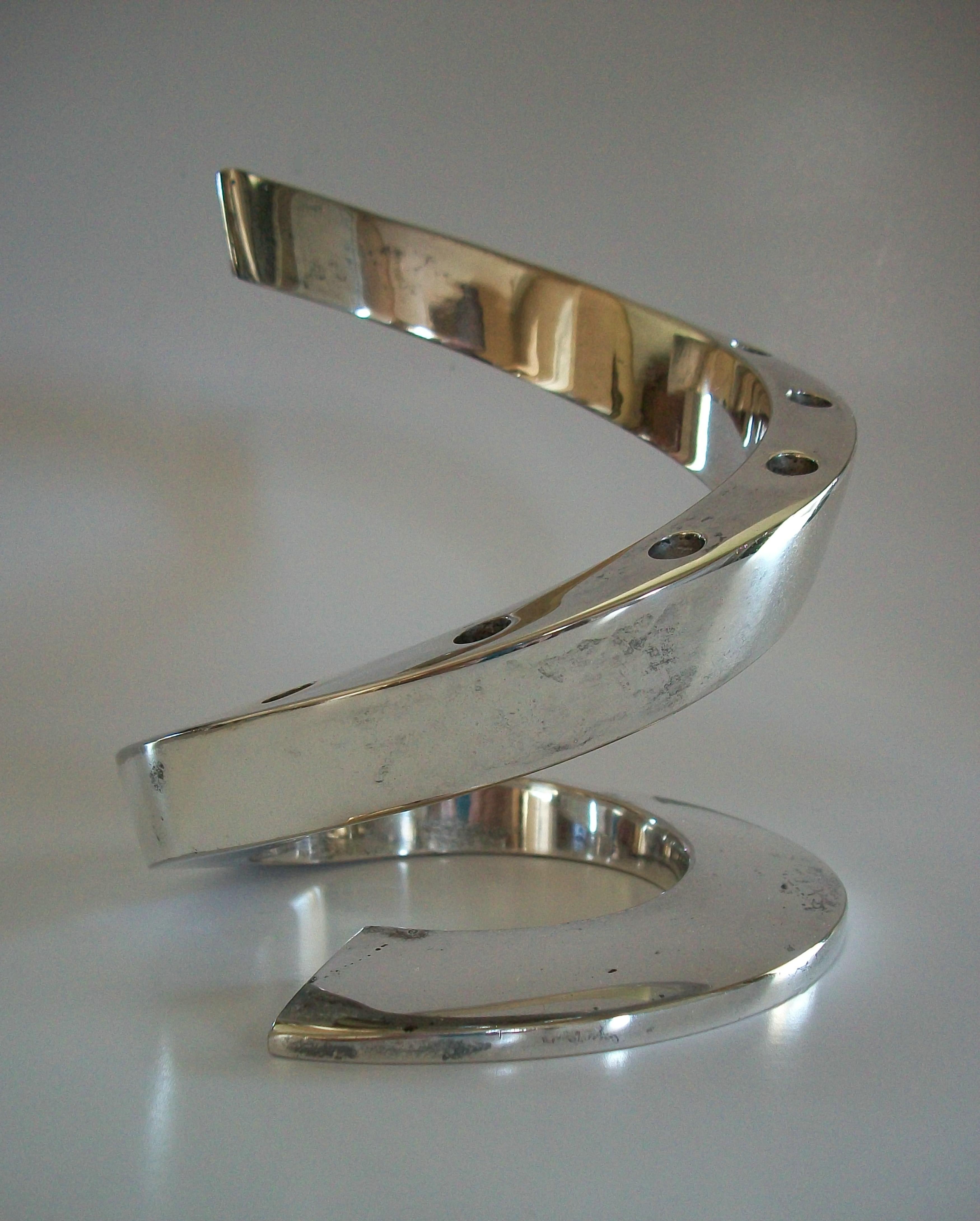 DANSK - Bertil Vallien - Skulpturaler Kerzenständer - Dänemark - CIRCA 1960er Jahre im Zustand „Gut“ im Angebot in Chatham, ON